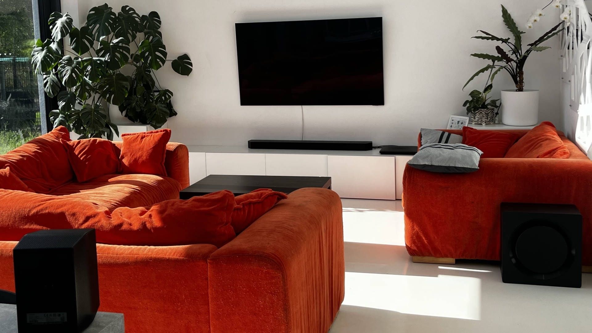 Samsung Neo QLED 8K Excellence Line QN900B - z profilu