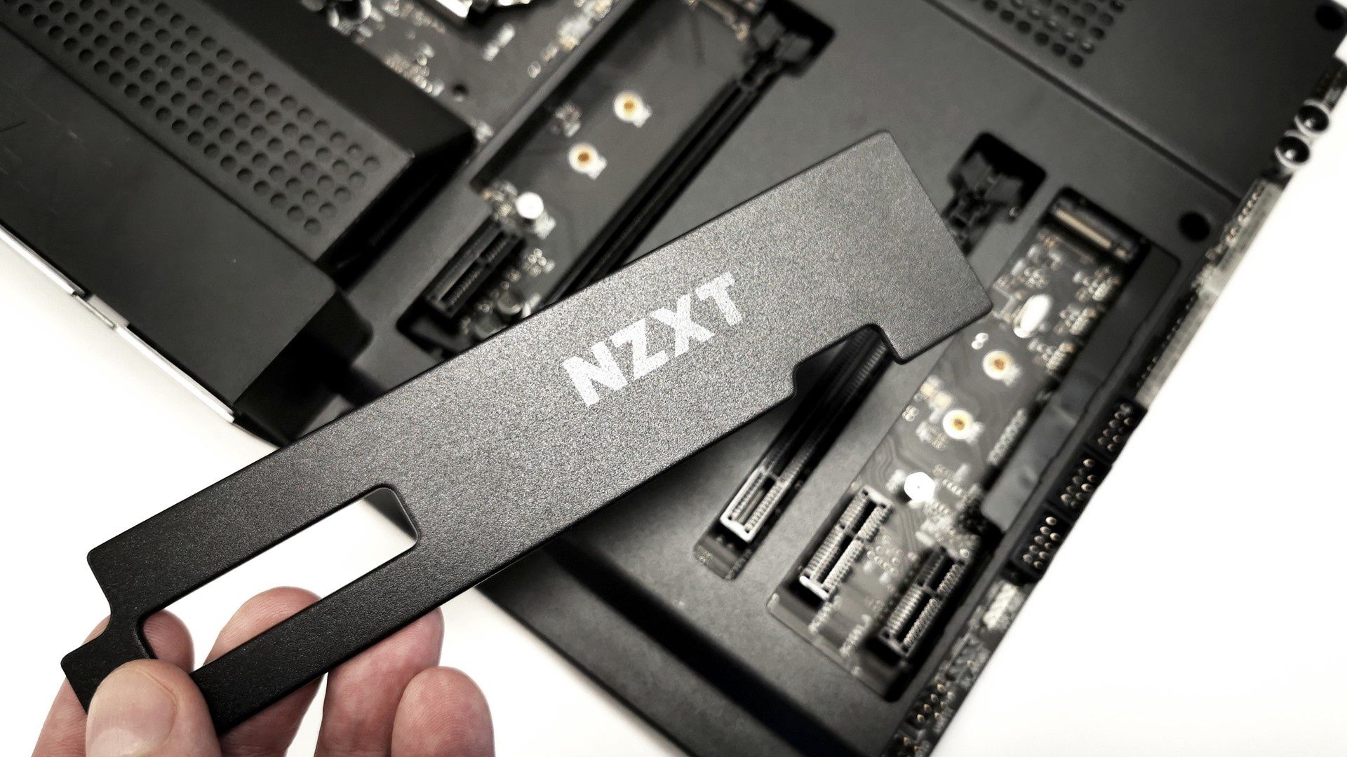 NZXT N7 Z490 - zdejmujemy osłony