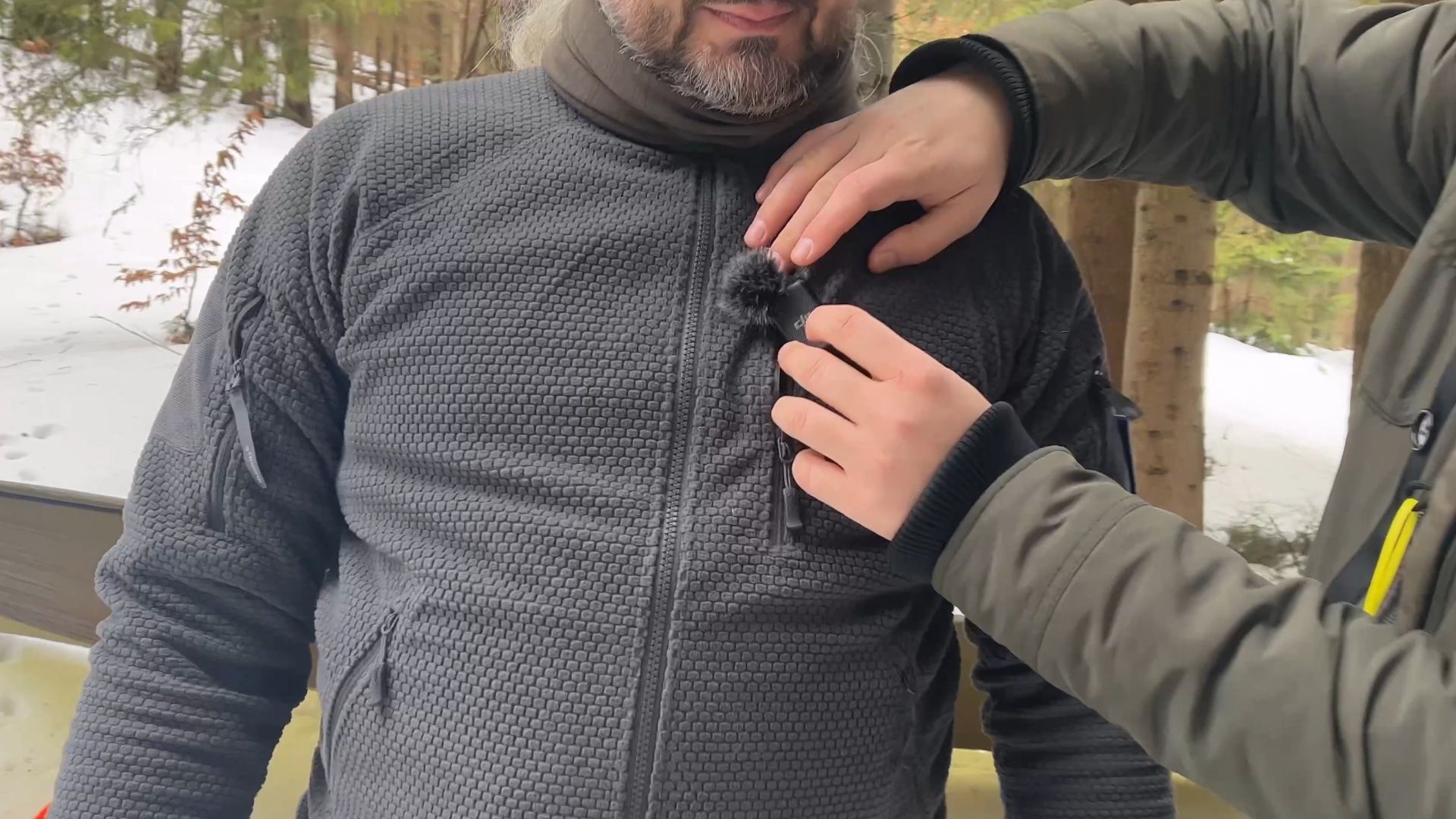 Dji Mic - przypinanie mikrofonu