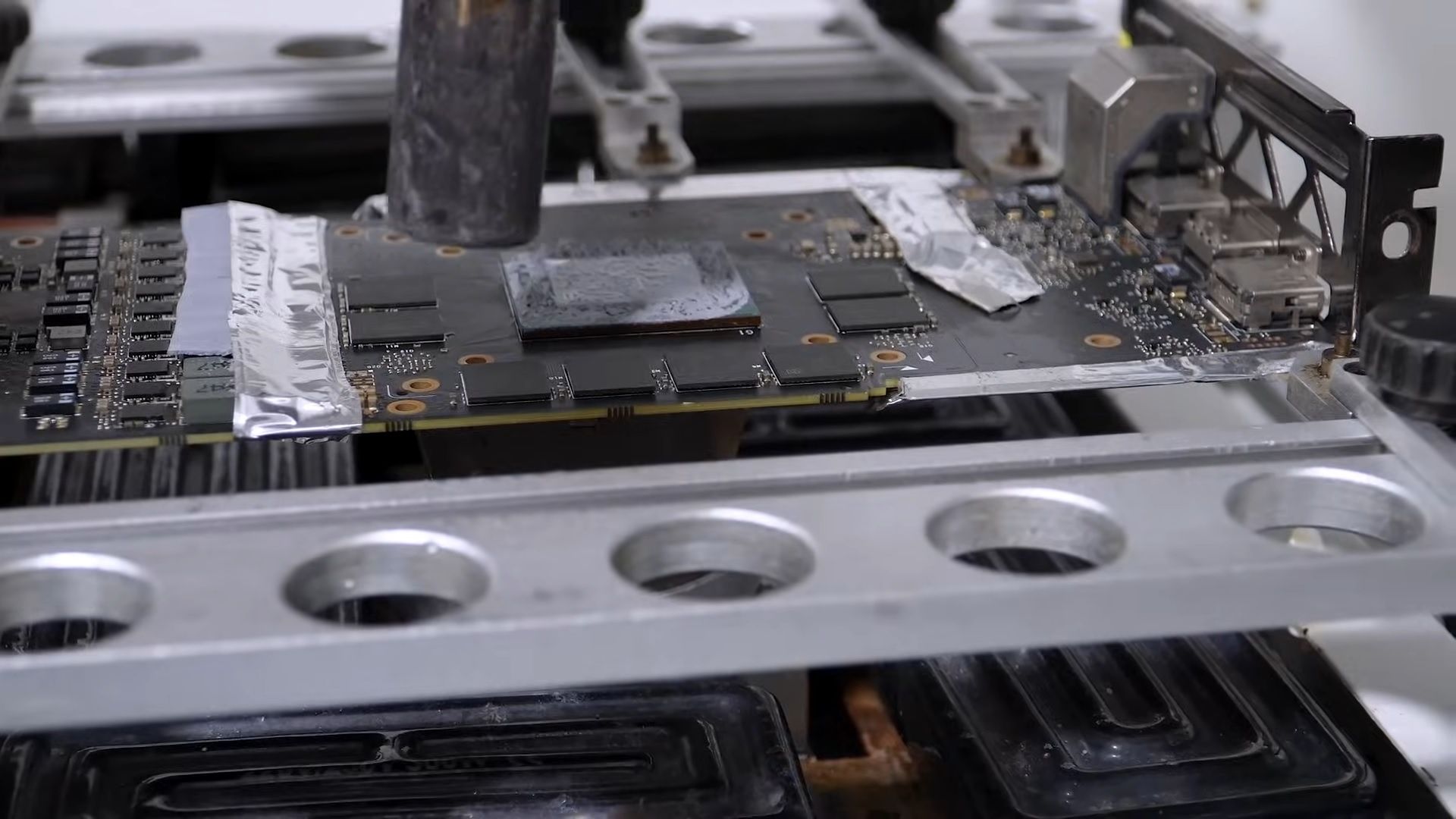 GeForce RTX 2080 - karta z 16 GB pamięci VRAM