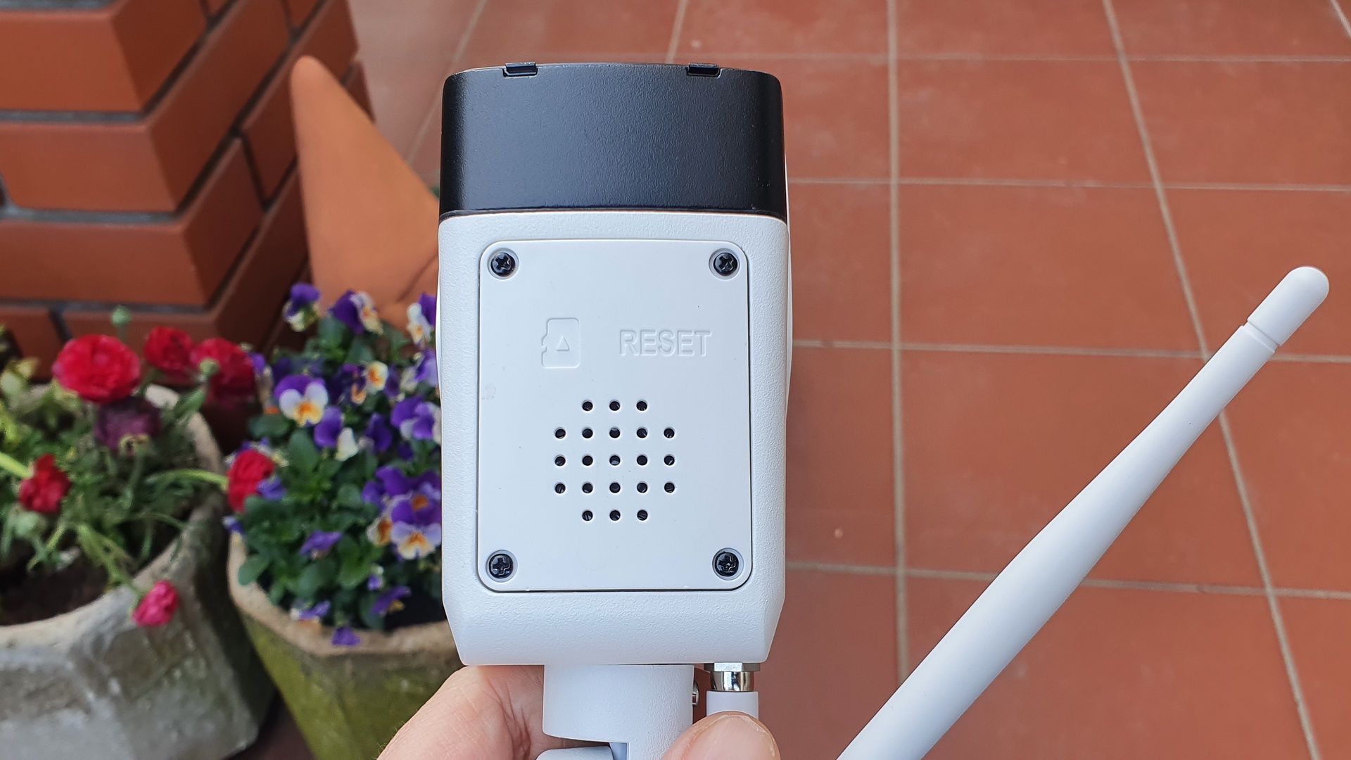 Orllo Goodcam Z13 - głośnik i klapka chroniąca gniazdo karty microSD