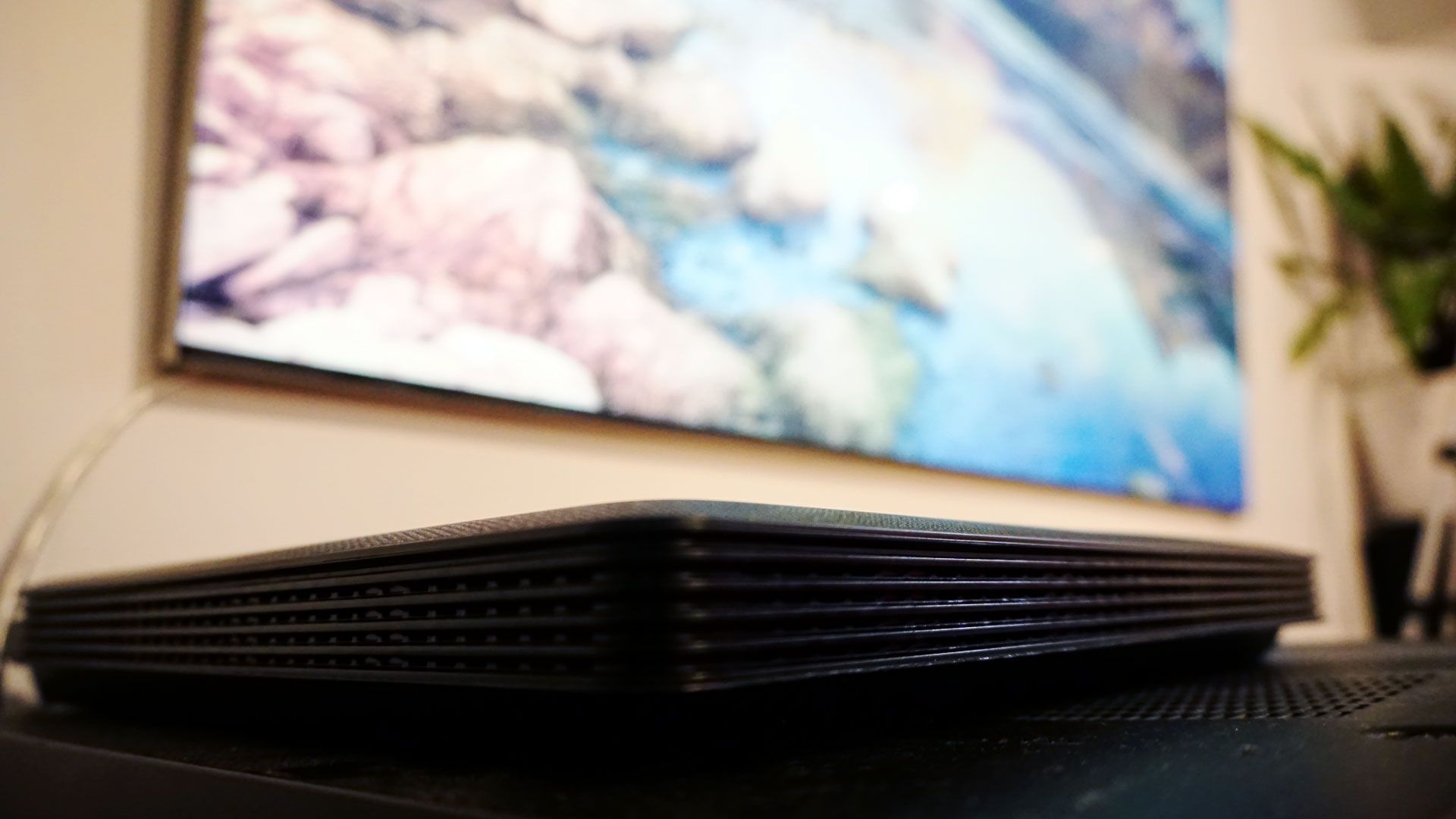Samsung Neo QLED QN900A 75 - One Connect z przodu