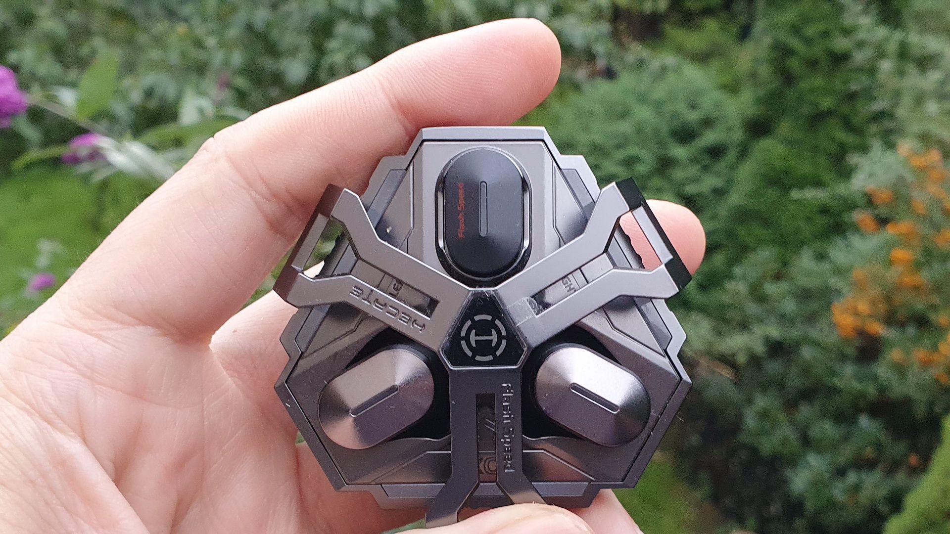 Edifier Hecate GX05 - wielkość metalowego etui