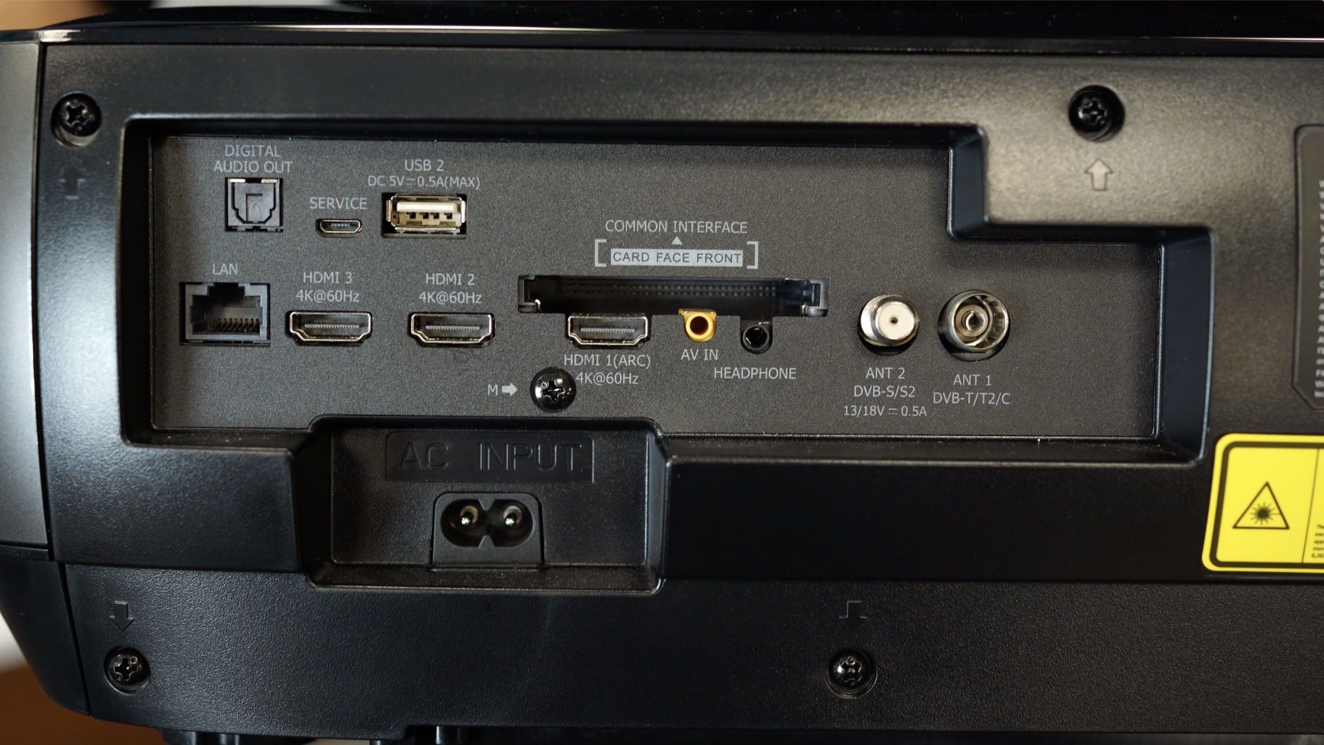 Hisense Laser TV 120L9G - złacza