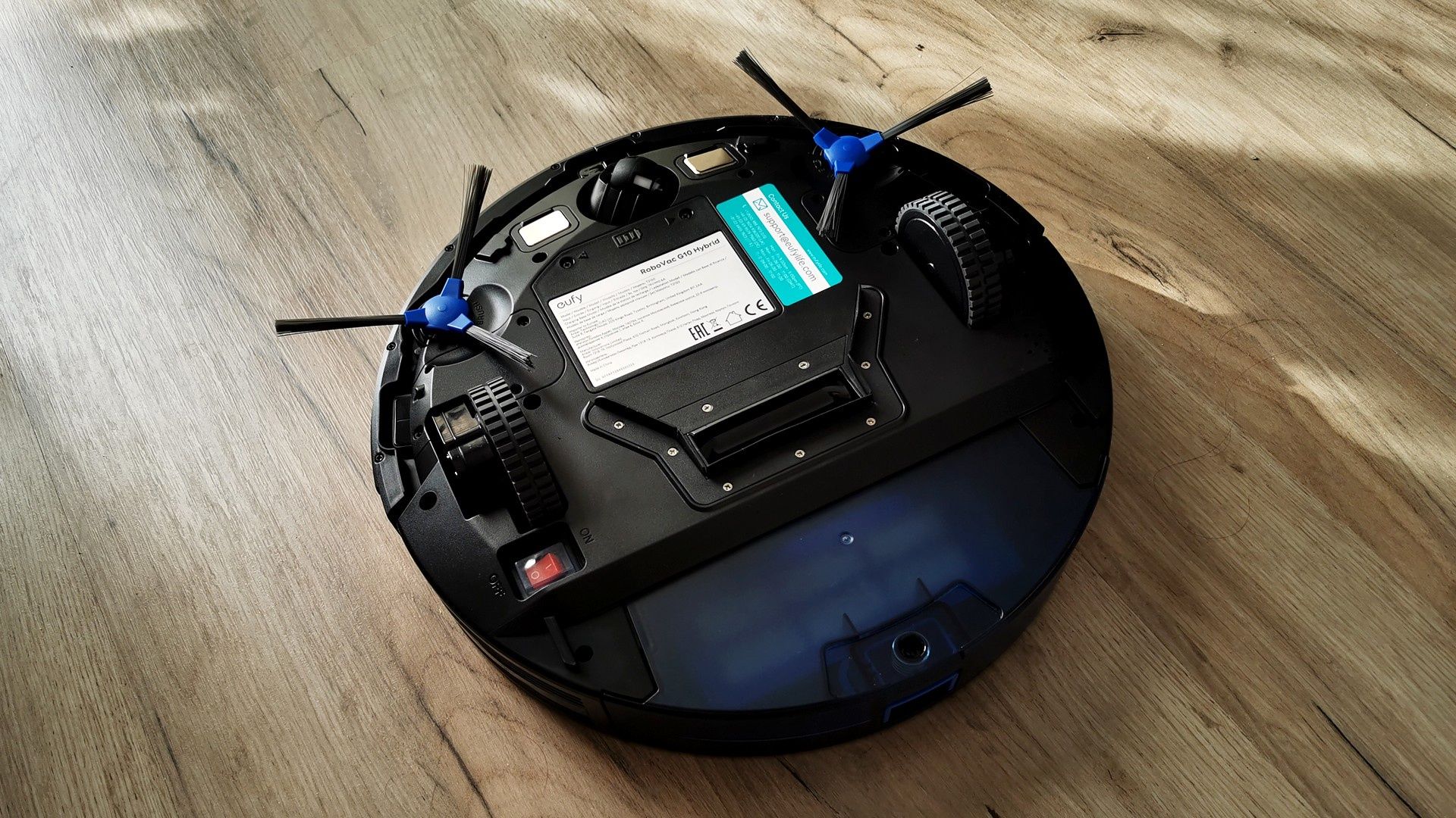 Eufy Robovac G10 Hybrid - od spodu z zainstalowanymi szczotkami bocznymi