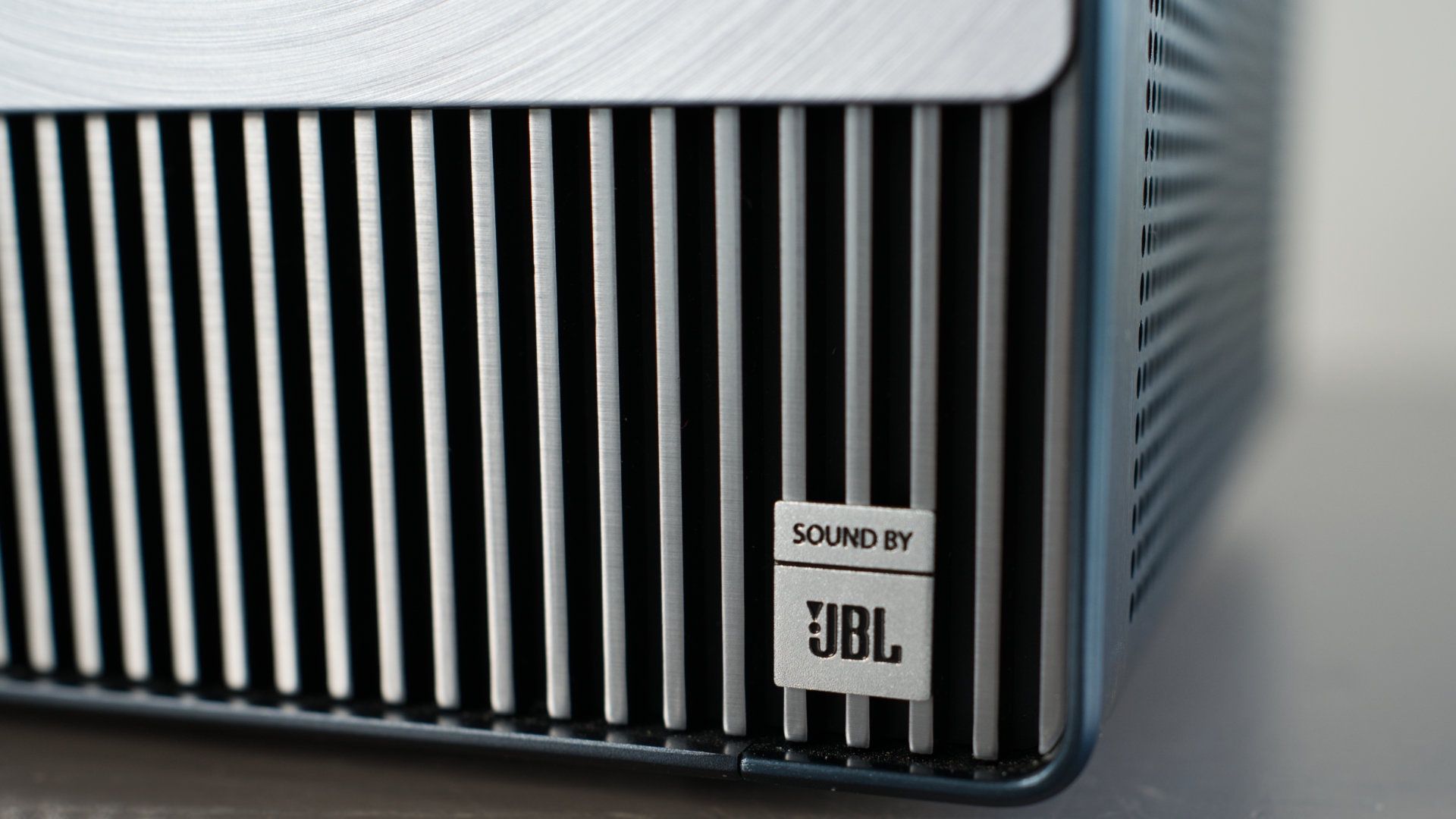 Hisense C1 - nagłośnienie JBL