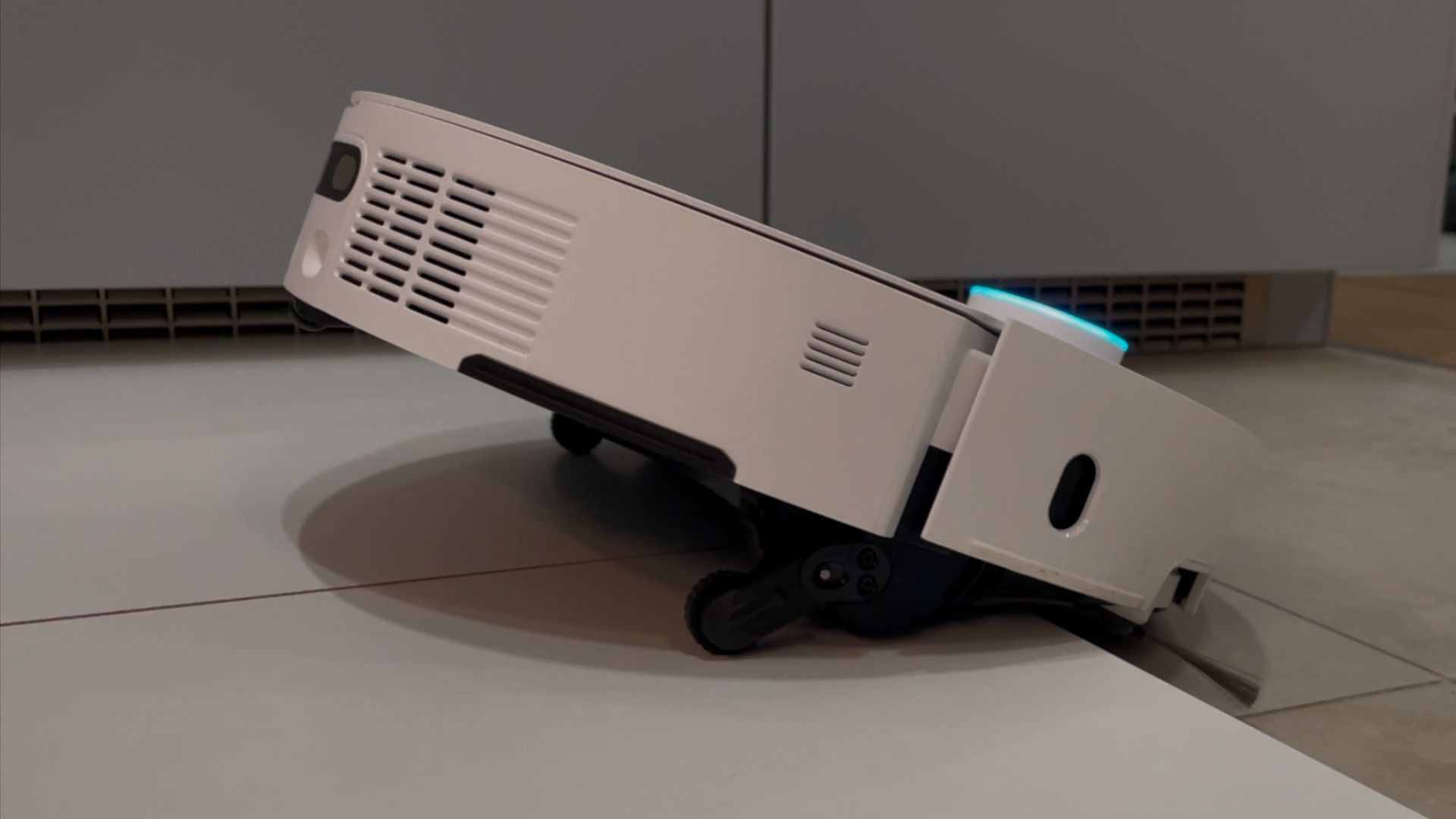 Robot Dreame X50 zjeżdża z progu około 2 cm