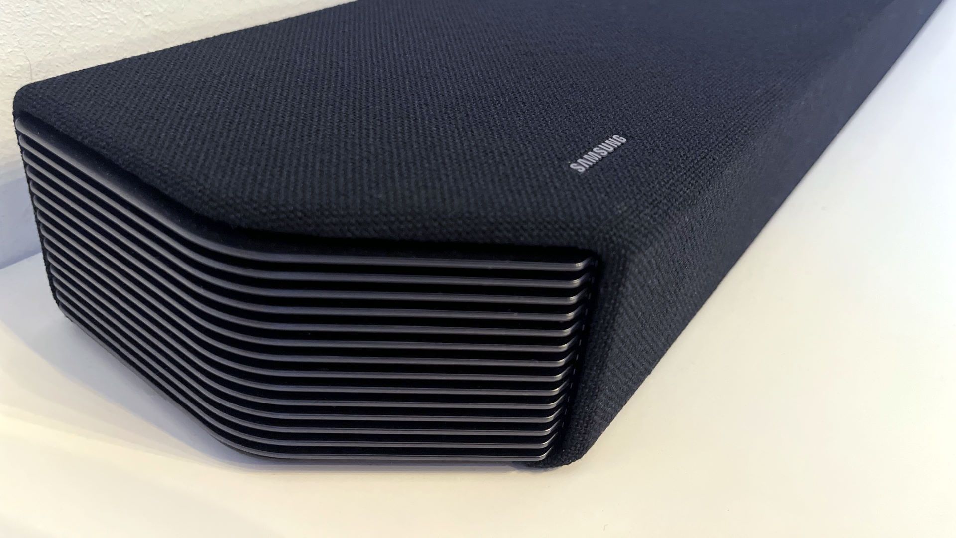 Samsung Q950A - soundbar z boku