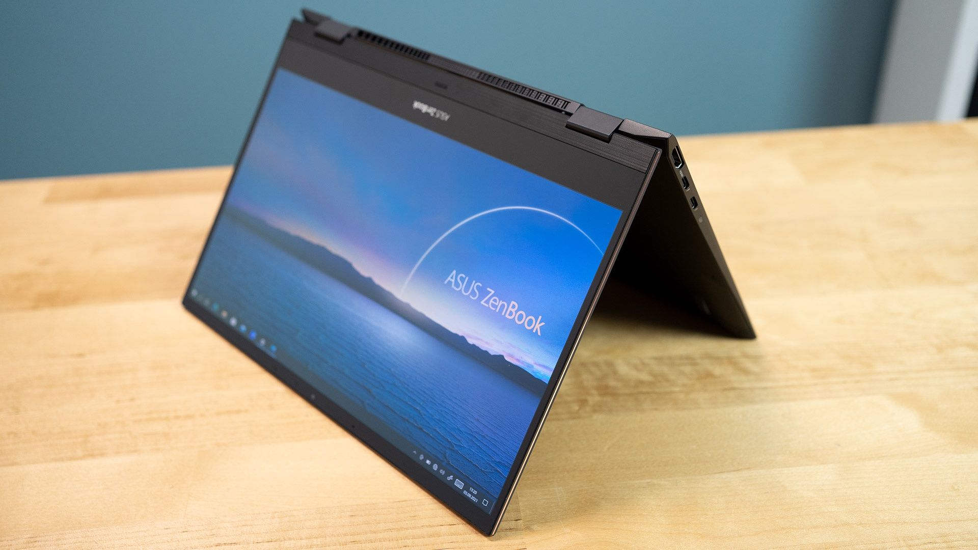 ASUS ZenBook Flip S 13 - tryb namiotu