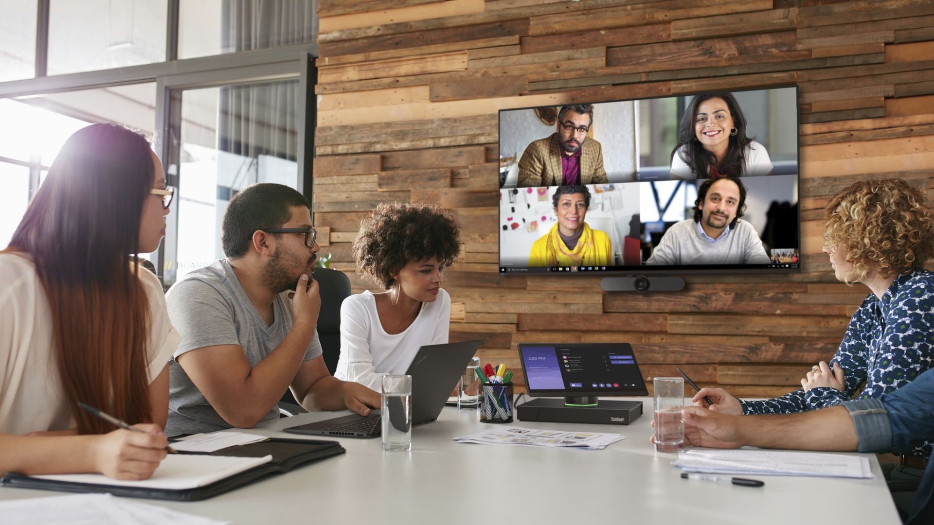Lenovo ThinkSmart HUB 500 - jak odmienił życie w korporacjach
