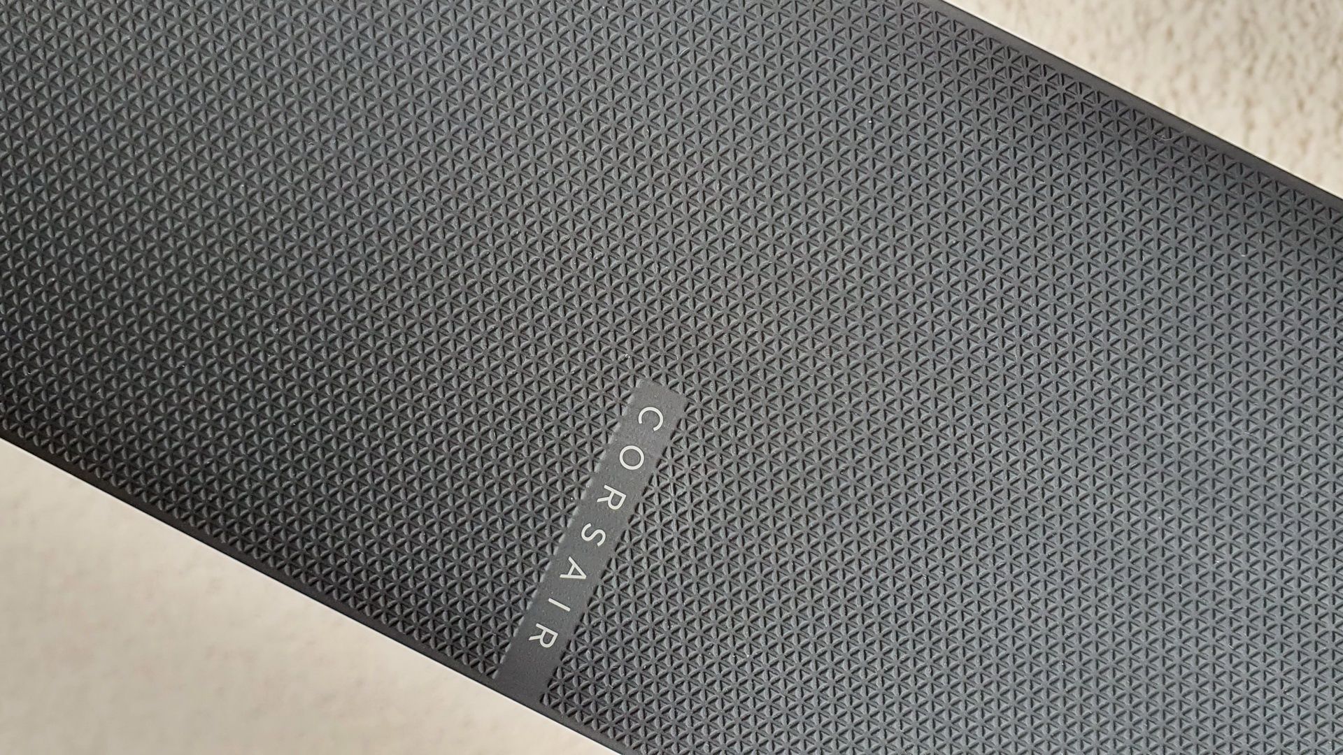 Corsair K70 RGB Pro - faktura podkładki pod nadgarstki