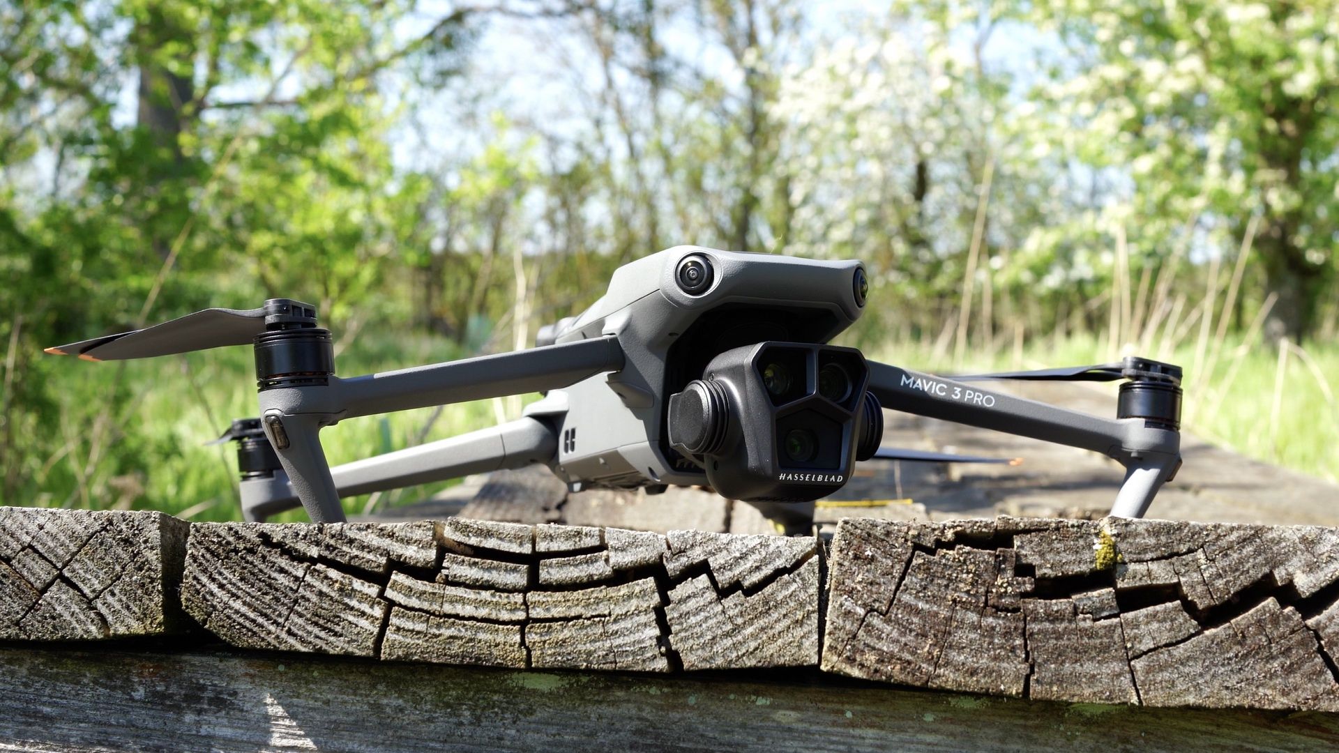 Dji Mavic 3 Pro - dron na stole