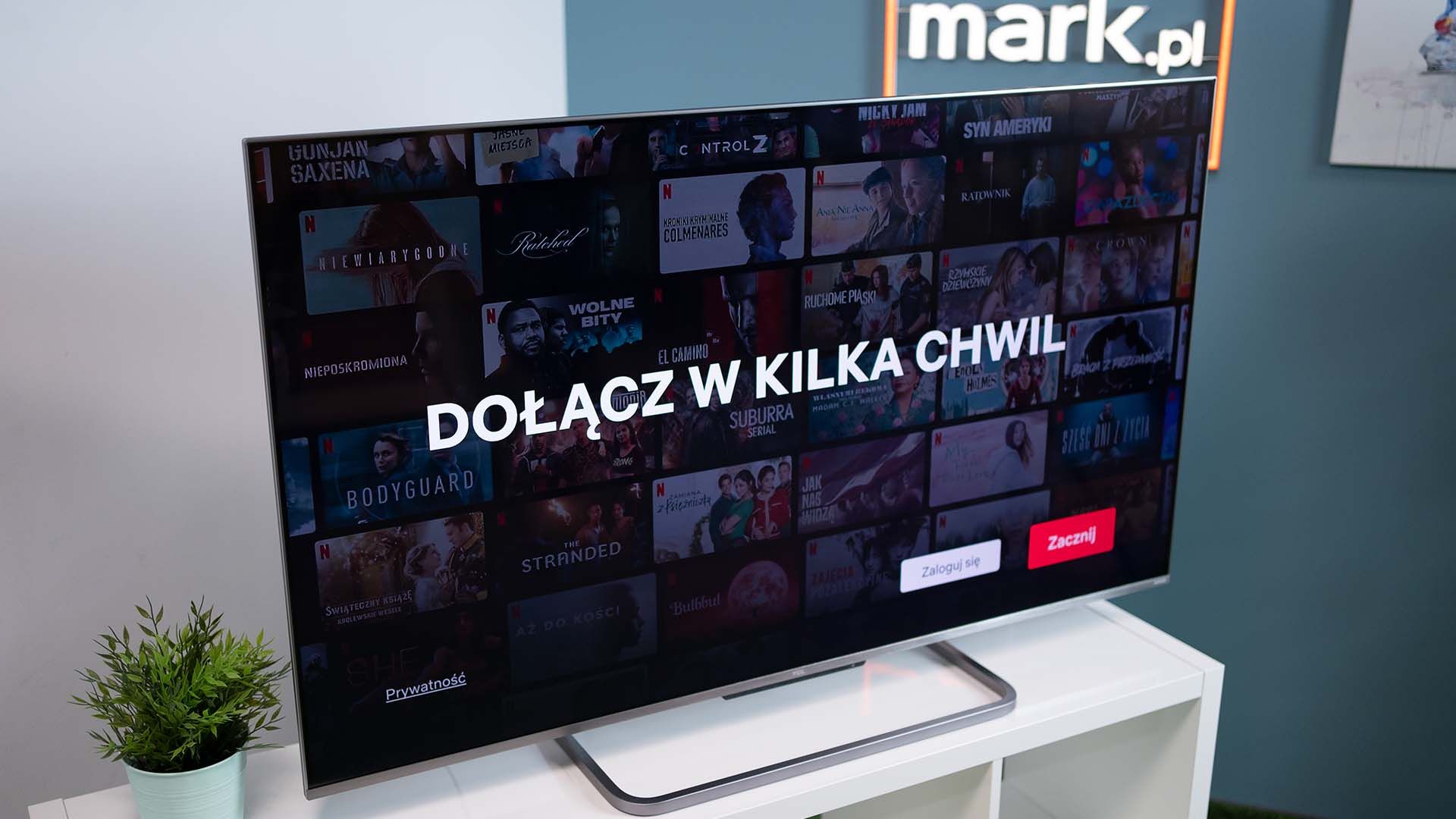TCL 55C728 - z półprofili od przodu