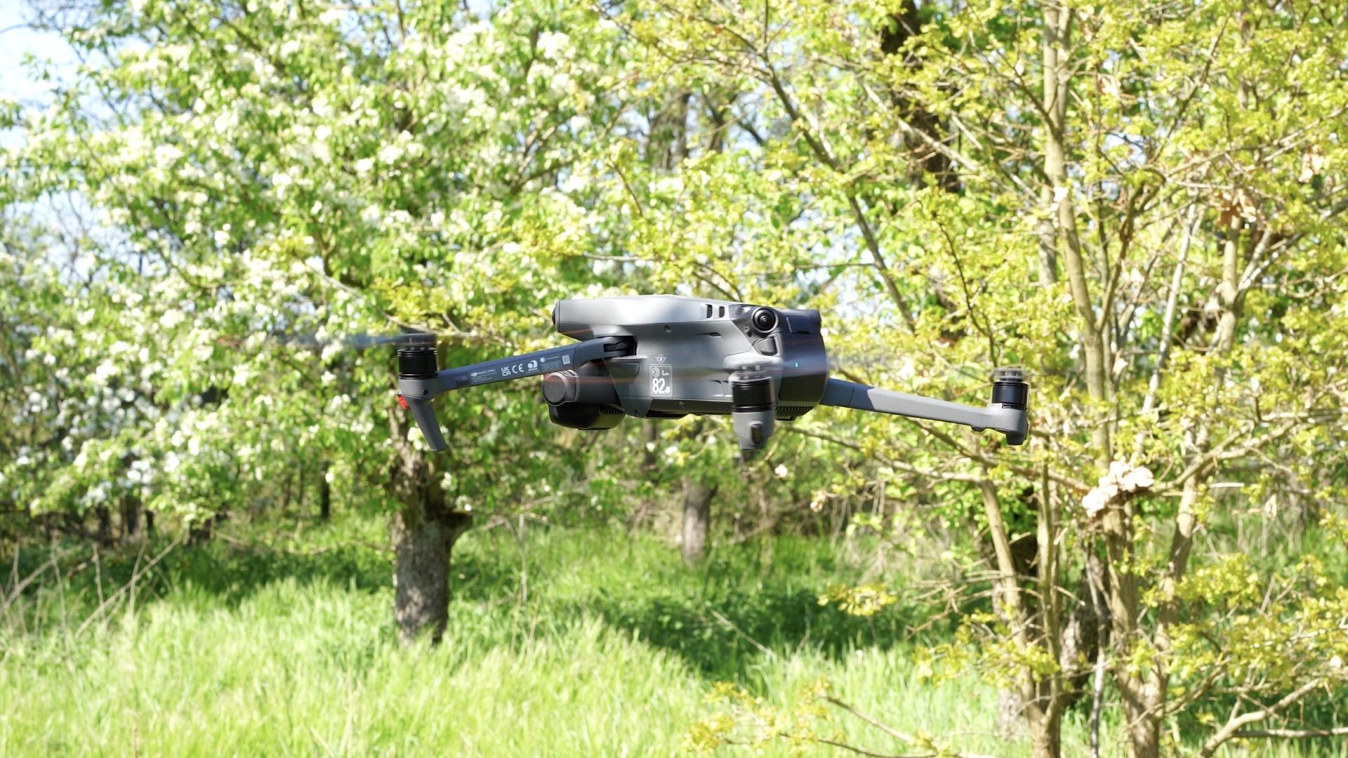 Dji Mavic 3 Pro - dron w locie od boku