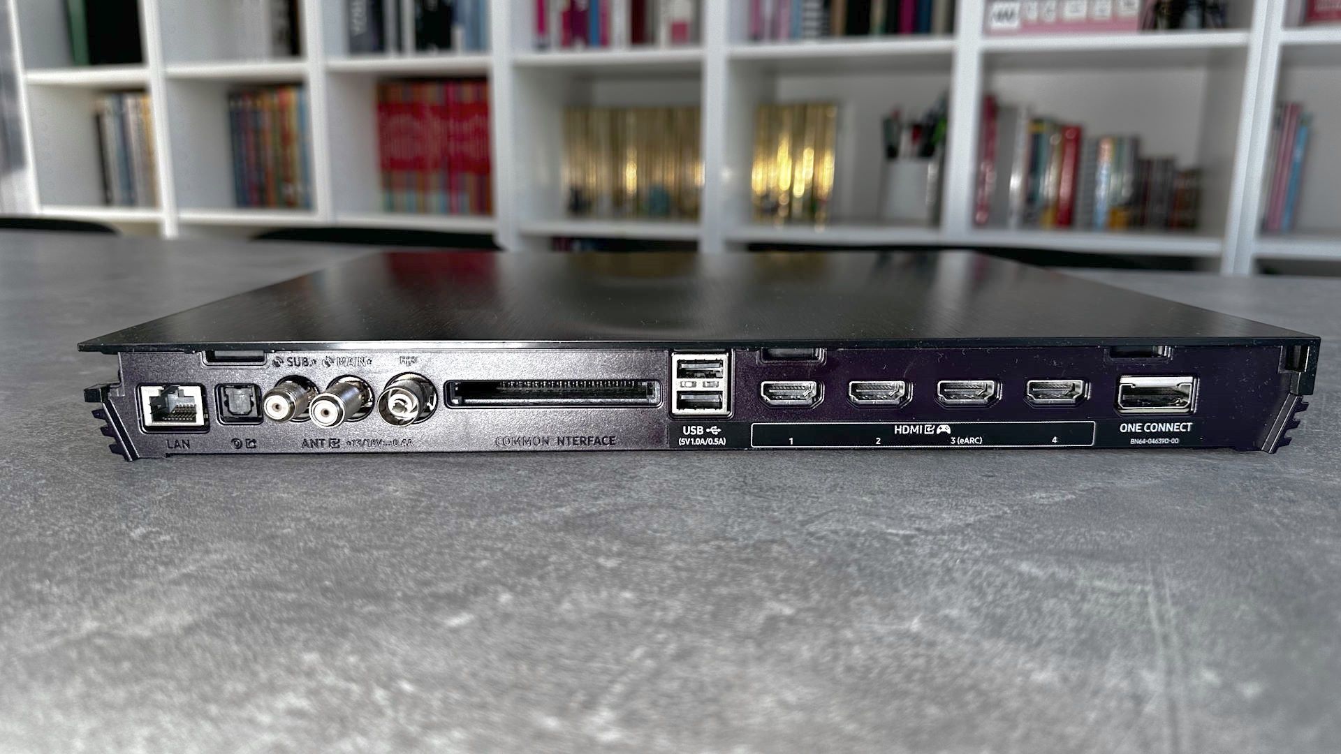 Samsung Excellence Line 8K QN900D - złącza One Conect Box