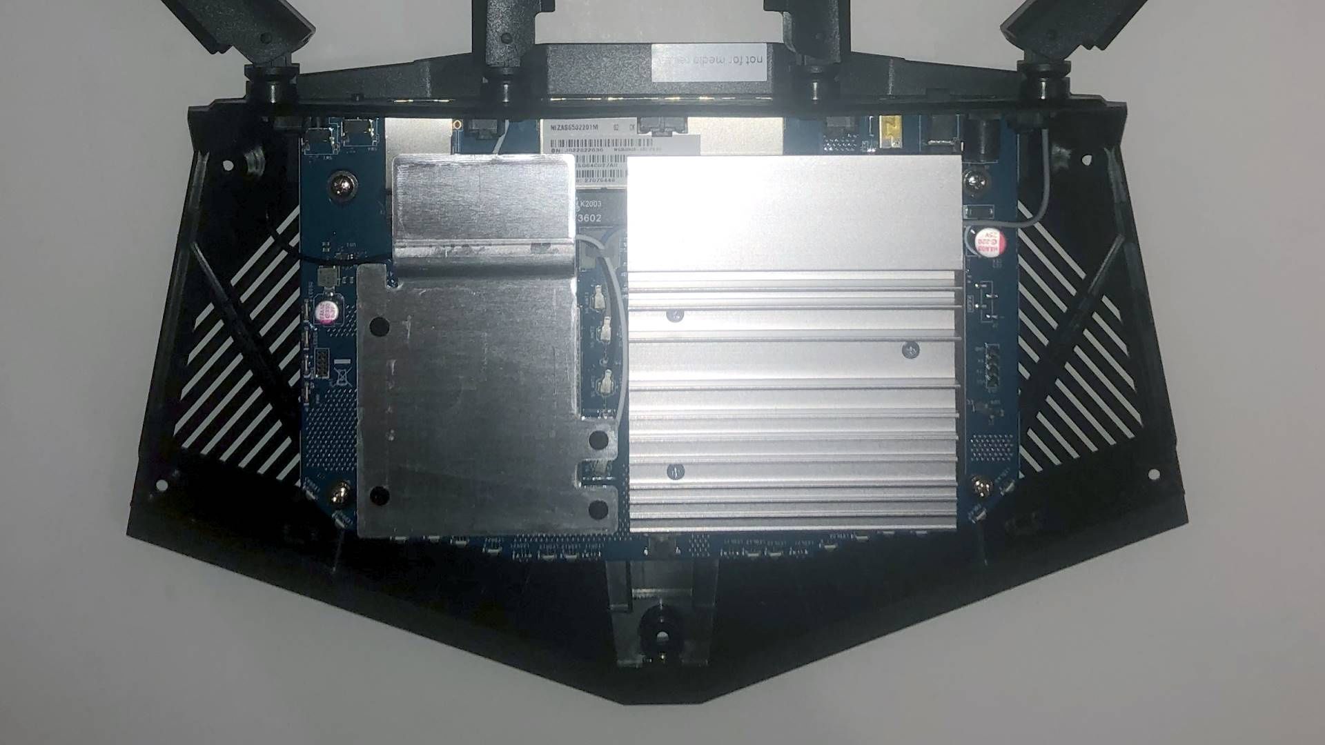 ASUS RT-AX82U - w środku