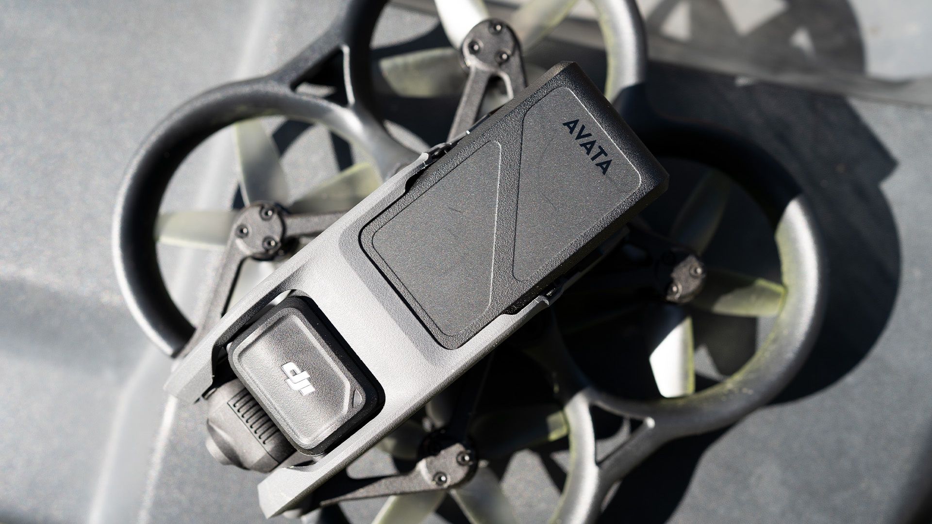 Dji Avata - widok z góry na akumulator
