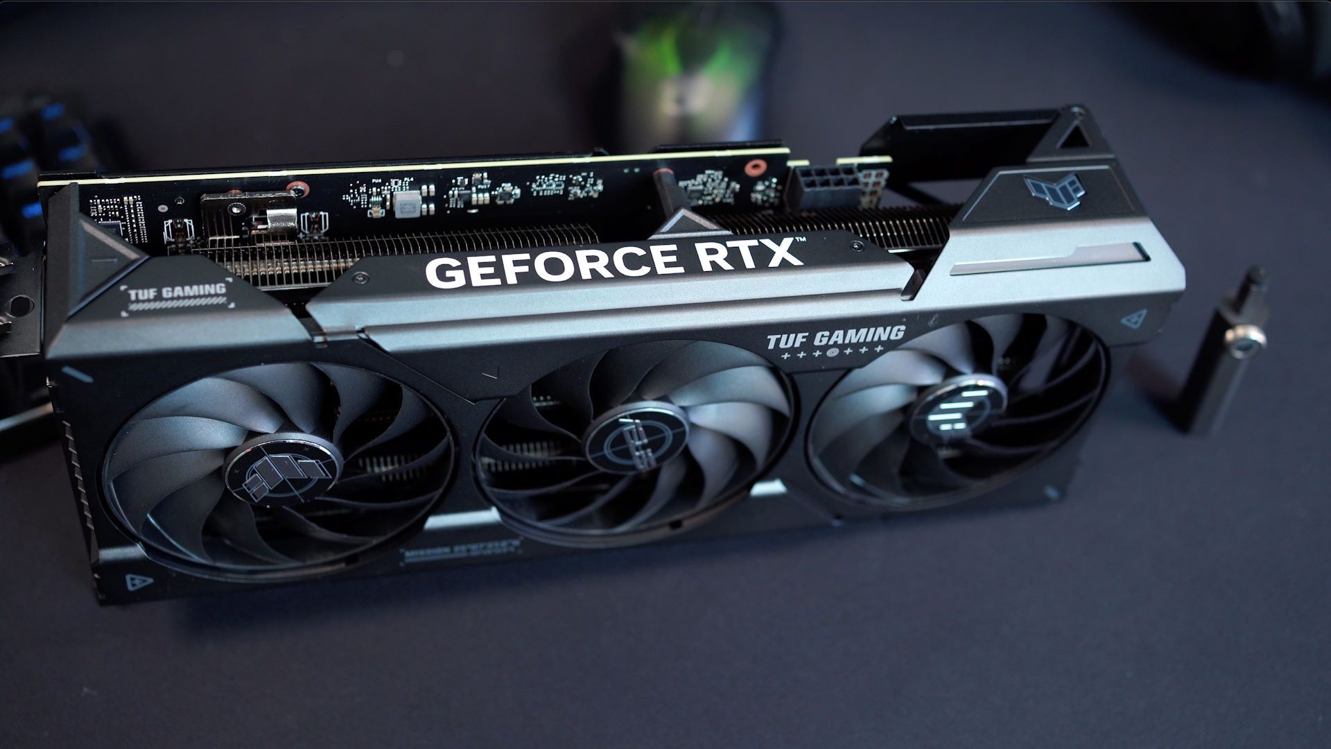ASUS TUF Gaming GeForce RTX 4060 Ti OC Edition 8 GB - z bliska