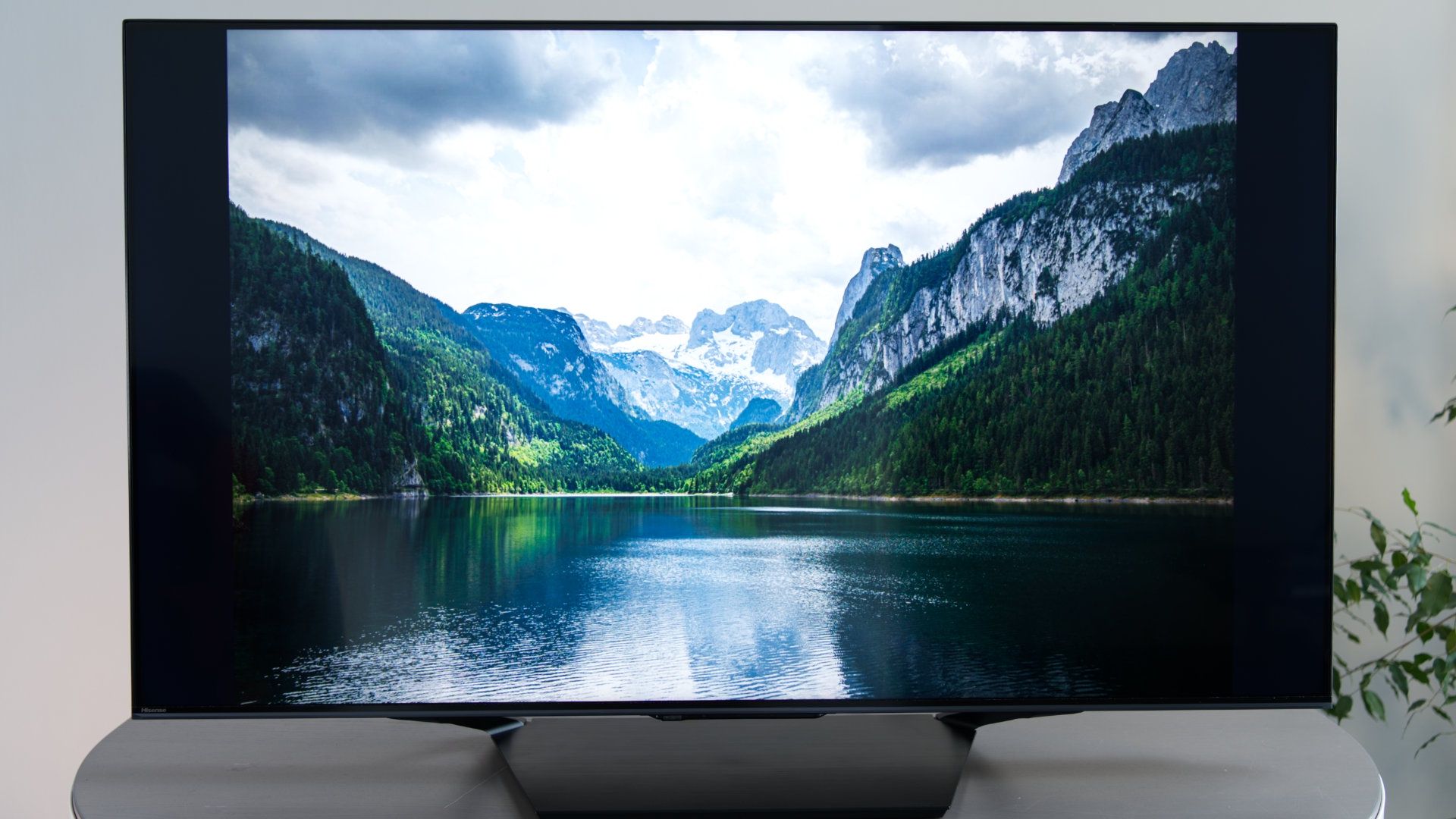 Hisense ULED U7NQ - od przodu kolory