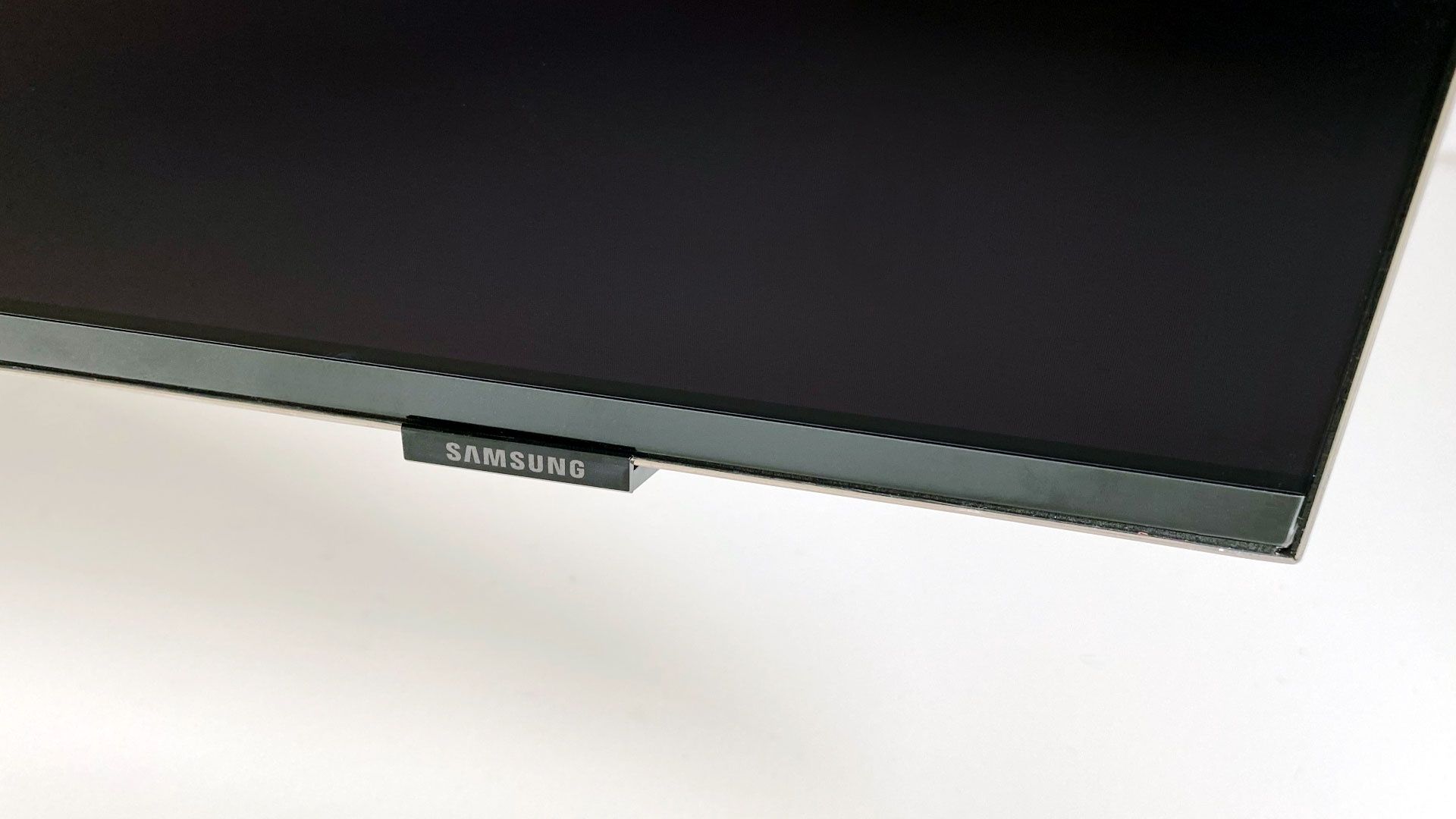 Samsung Neo QLED QN900A 75 - czytnik IR z logo Samsung