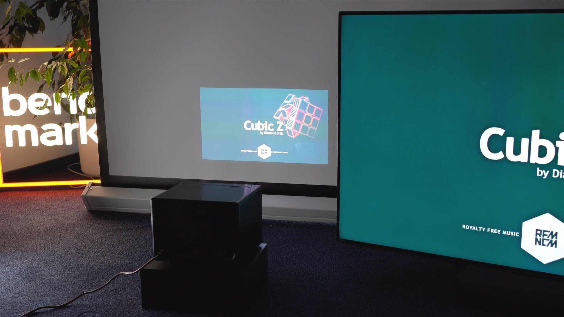 Hisense C1 - obok TV