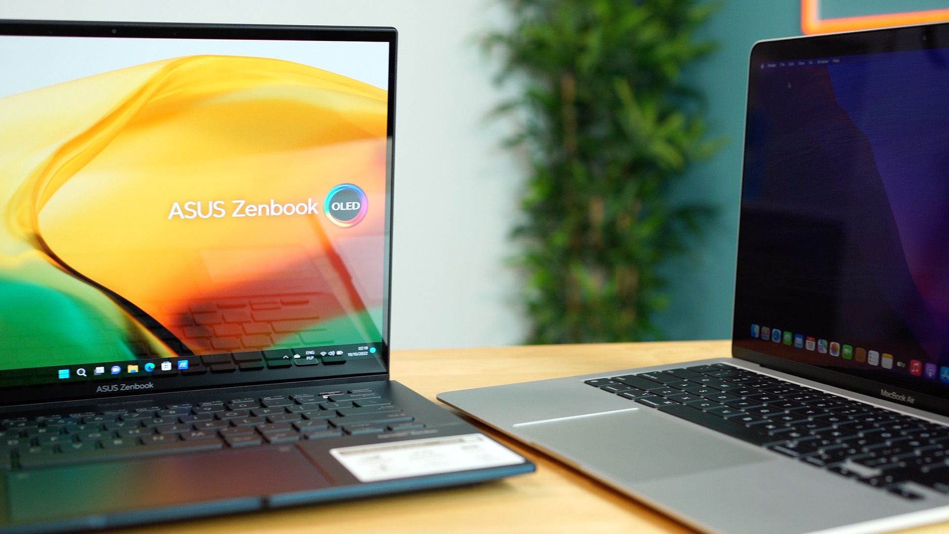 ASUS ZenBook 14 OLED obok MacBook Air M1