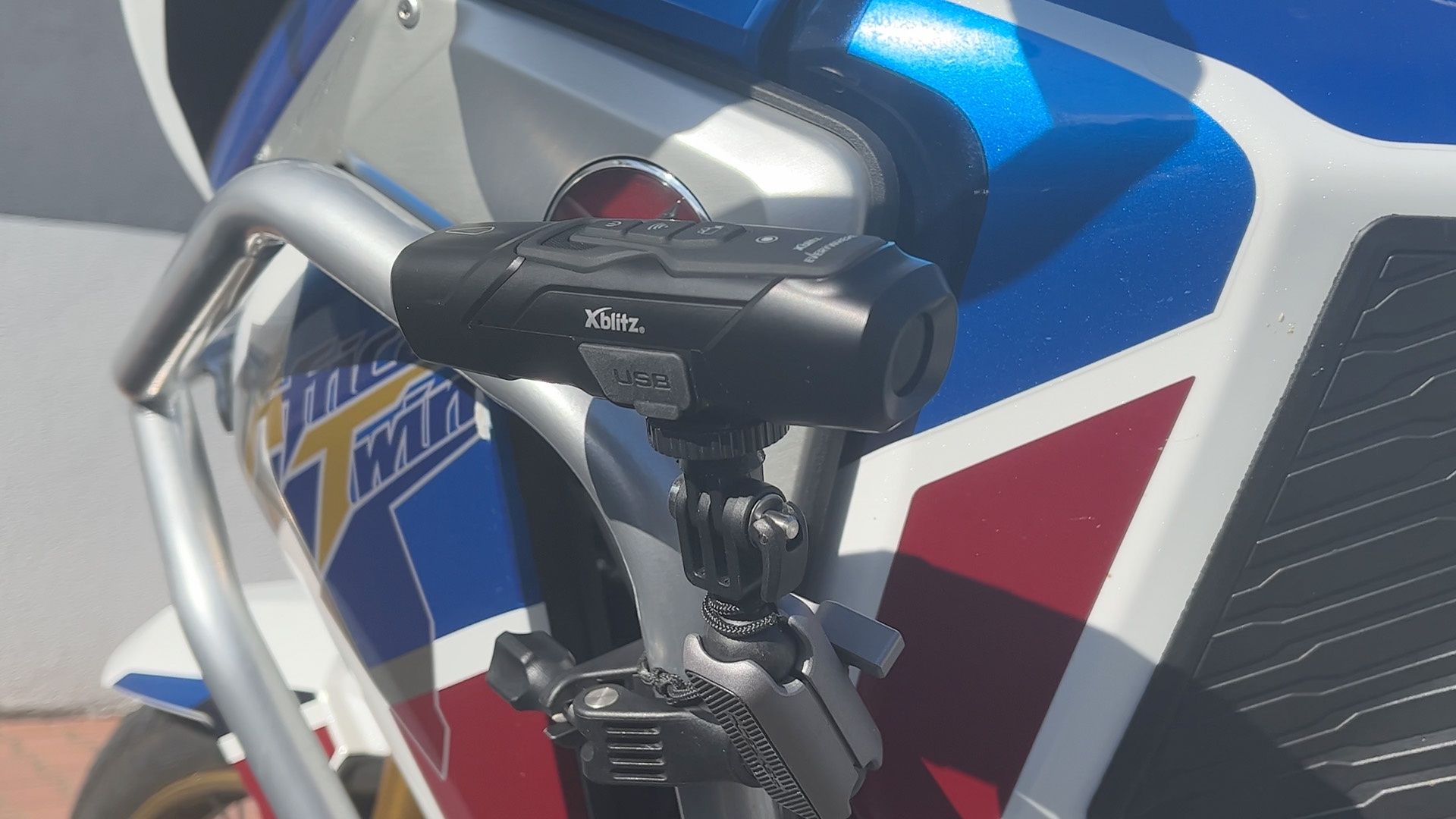 Xblitz Everywhere - zamontowany na gmolu motocyklowym