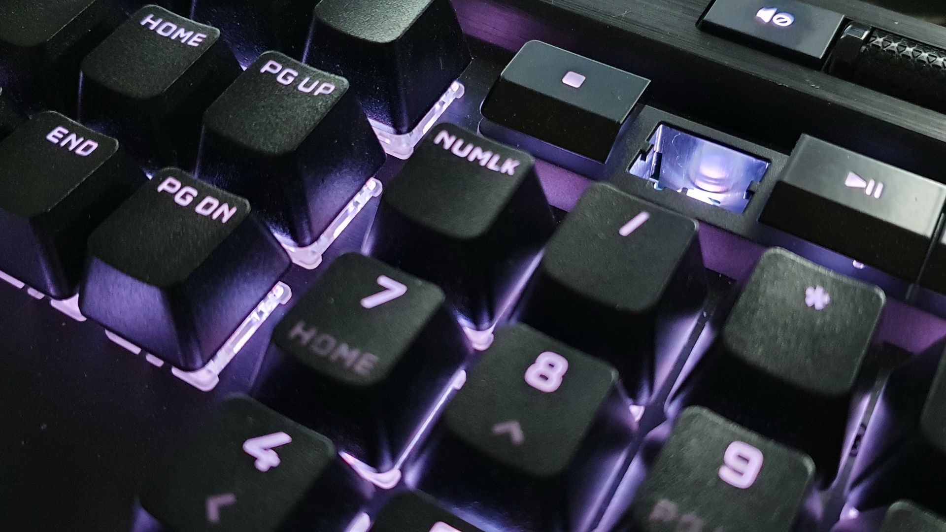 Corsair K70 RGB Pro - membranowy przełącznik
