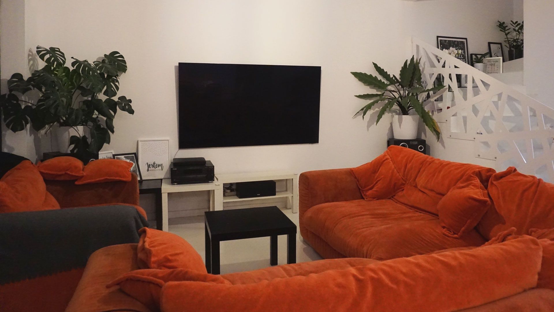 Samsung Neo QLED QN900A 75 - na ścianie na wprost