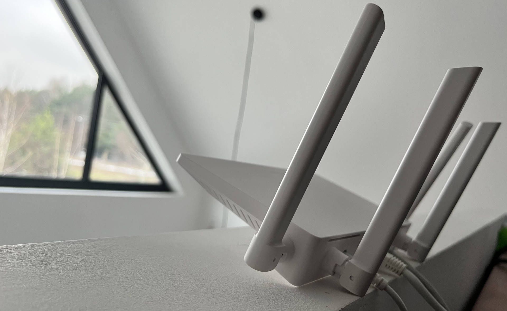 Huawei WiFi AX2 - zbyt lekka konstrukcja