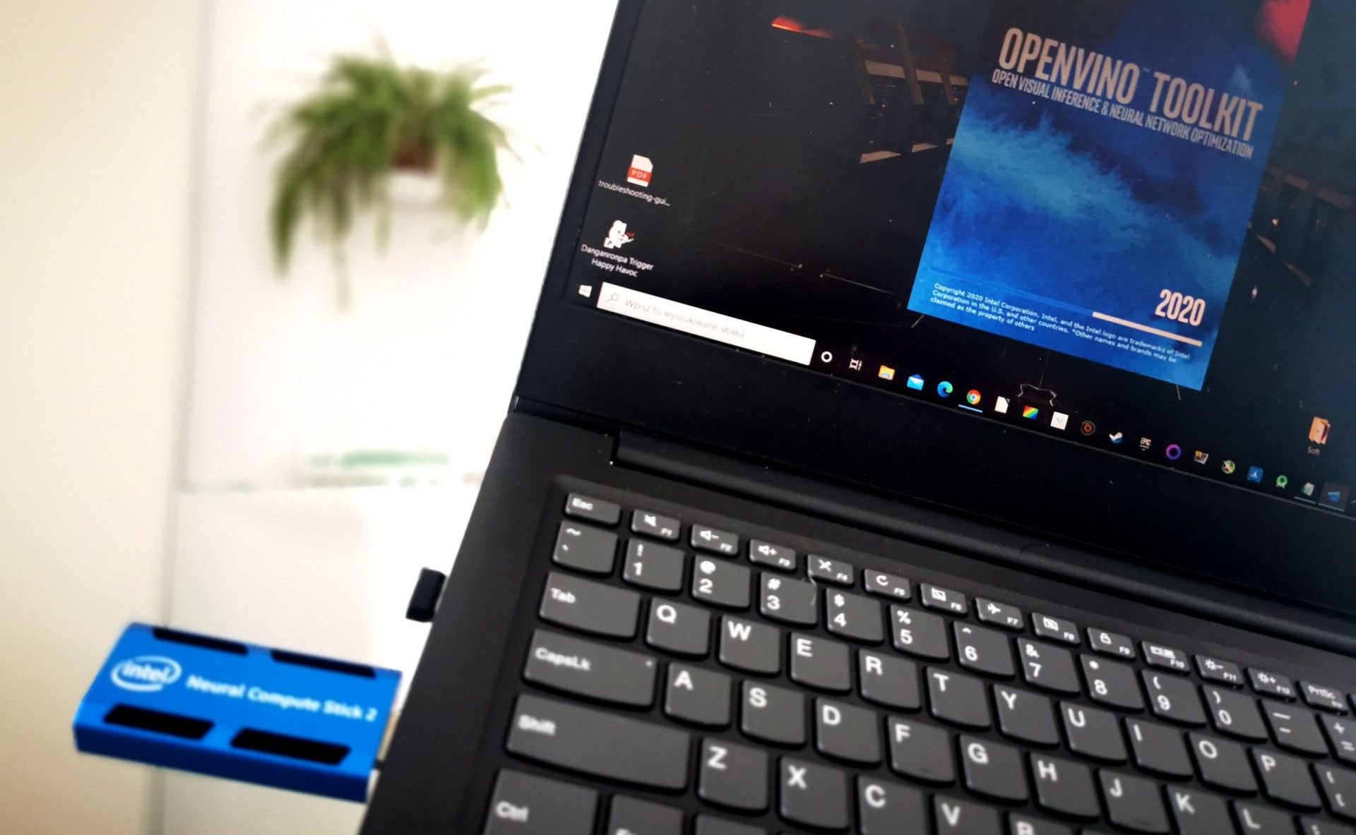 Intel Neural Compute Stick 2 podczas pracy w pakiecie OpenVINO