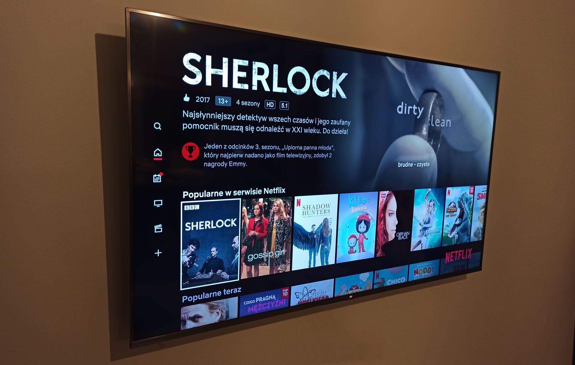 Xiaomi Mi TV 4S 65 - włączony TV na ścianie
