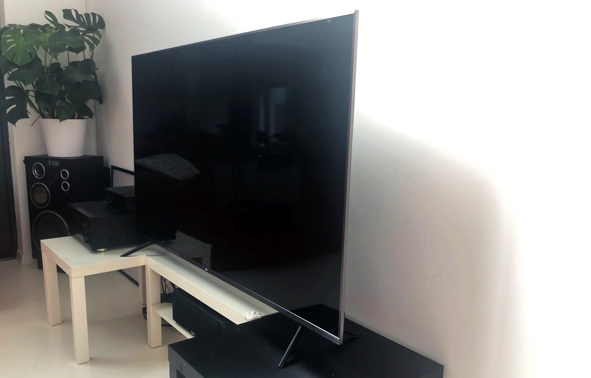 Xiaomi Mi TV 4S 65 - skromny TV w skromnym salonie