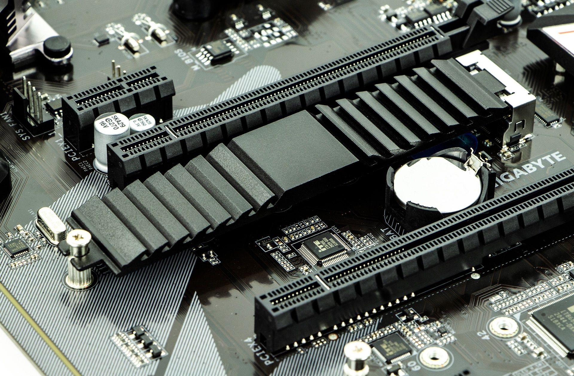 Gigabyte B450 Aorus Elite - gniazdko M.2 z radiatorem