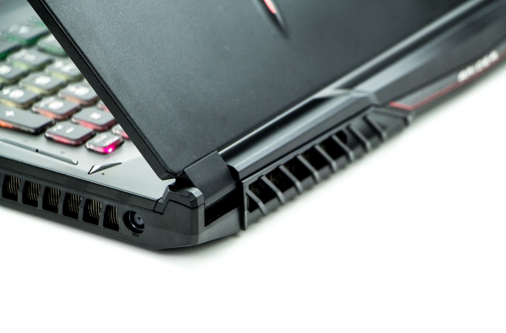 MSI GE75 Raider 10SGS - pokaźne otwory wentylacyjne