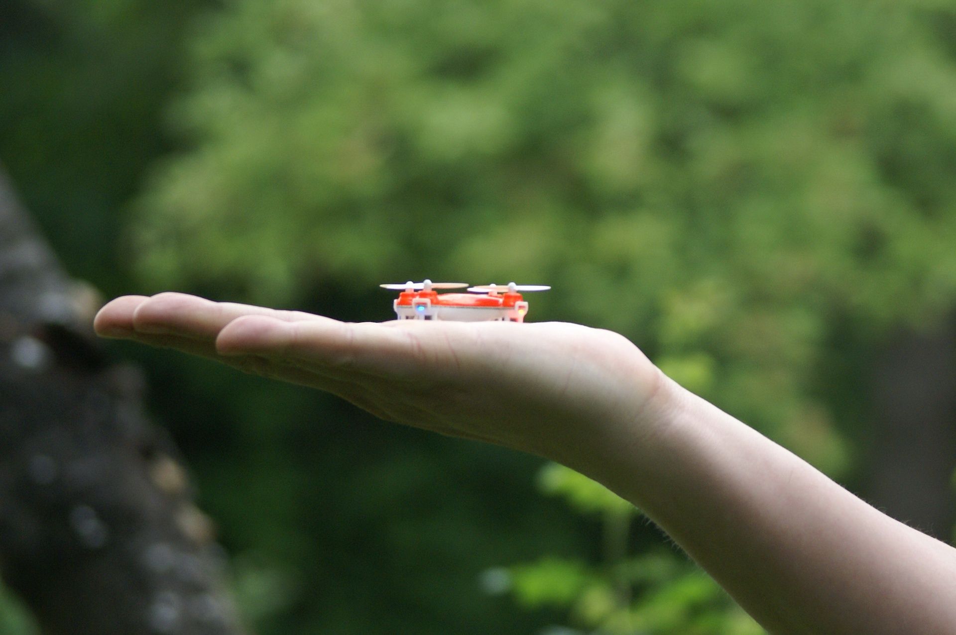 Jak bezpiecznie latać dronem - dron-zabawka