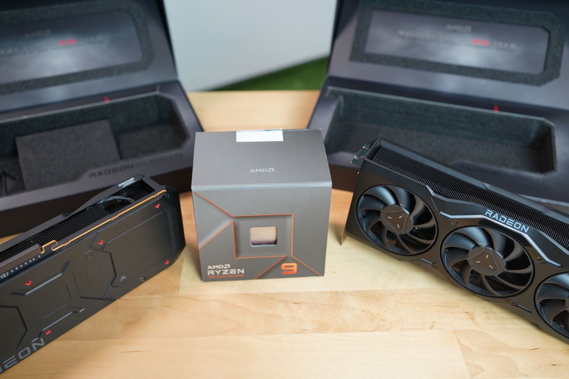 Radeon RX 7900 XTX i RX 7900 XT razem z AMD Ryzen 7950X