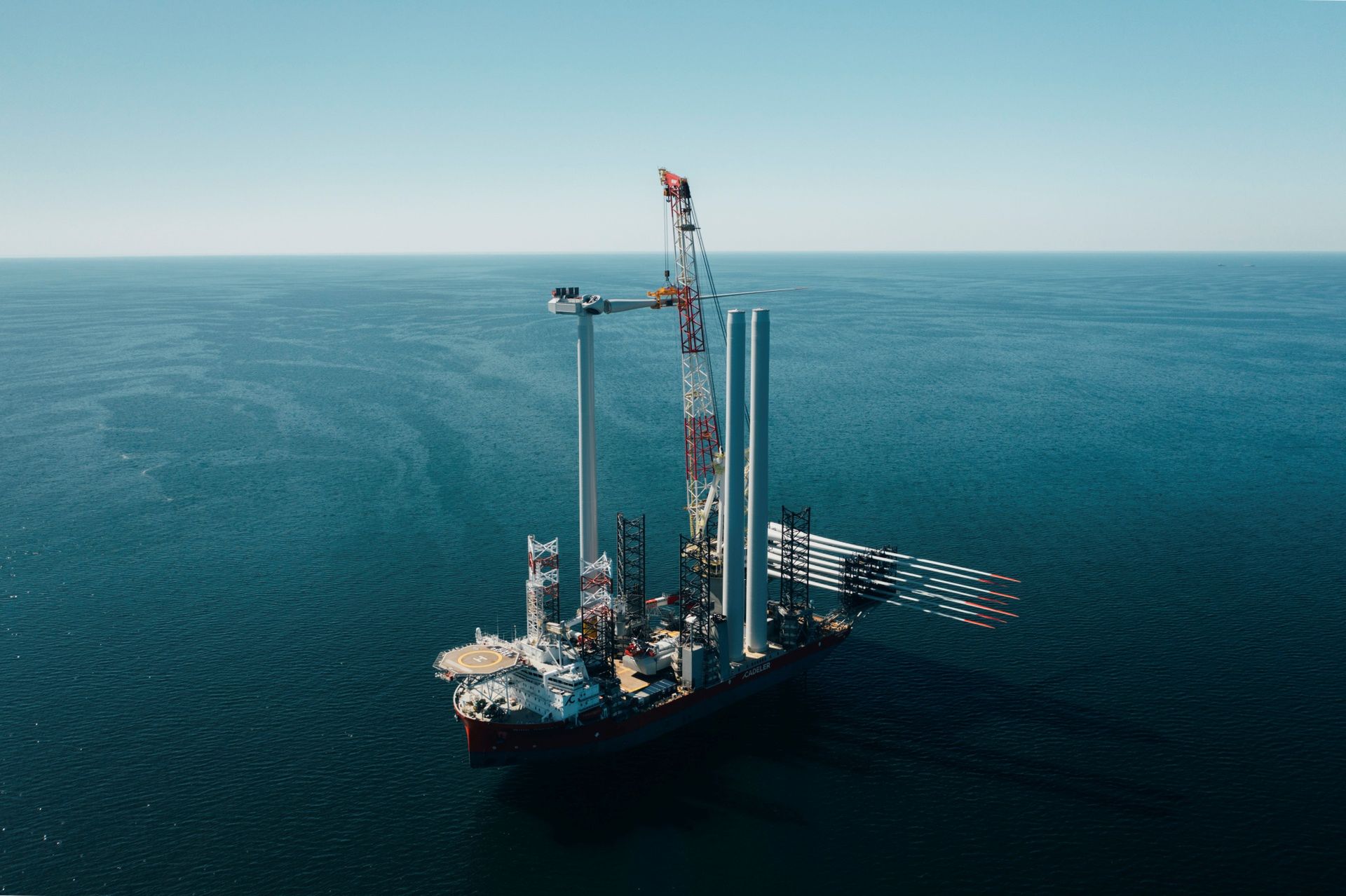 ORLEN instaluje największe w Europie morskie turbiny wiatrowe. 