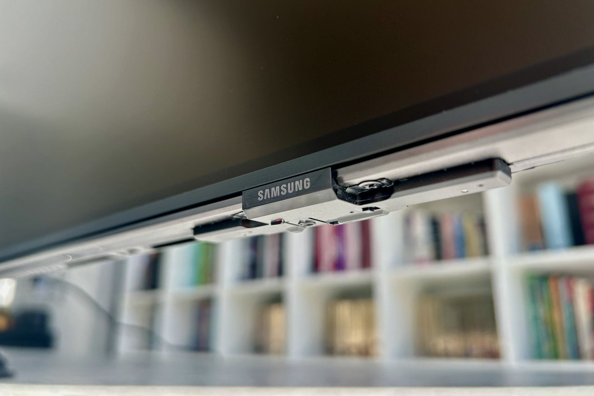 Samsung Neo QLED 65QN92F - przycisk i czujniki