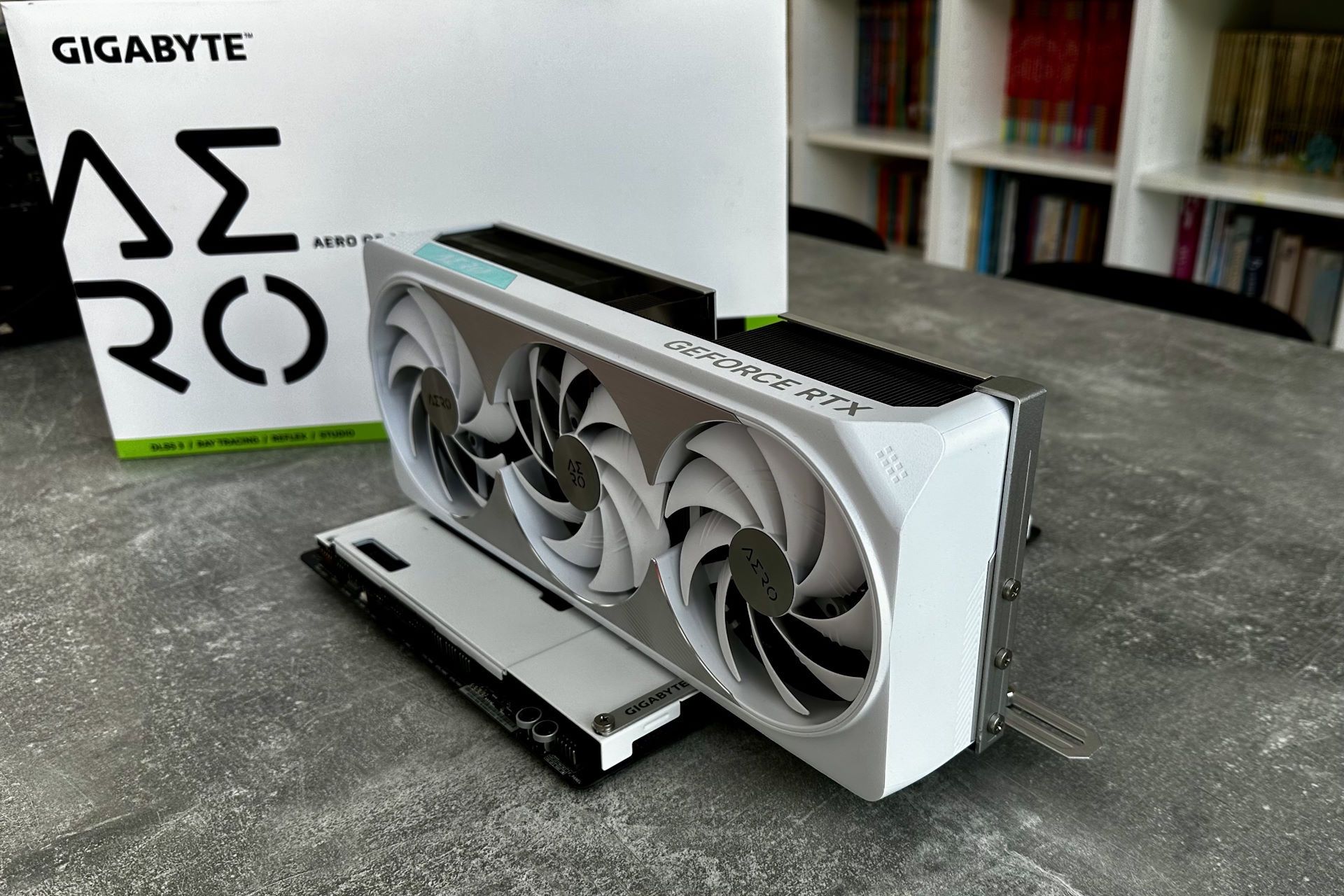 Gigabyte GeForce RTX 4080 Super AERO - montaż podparcia