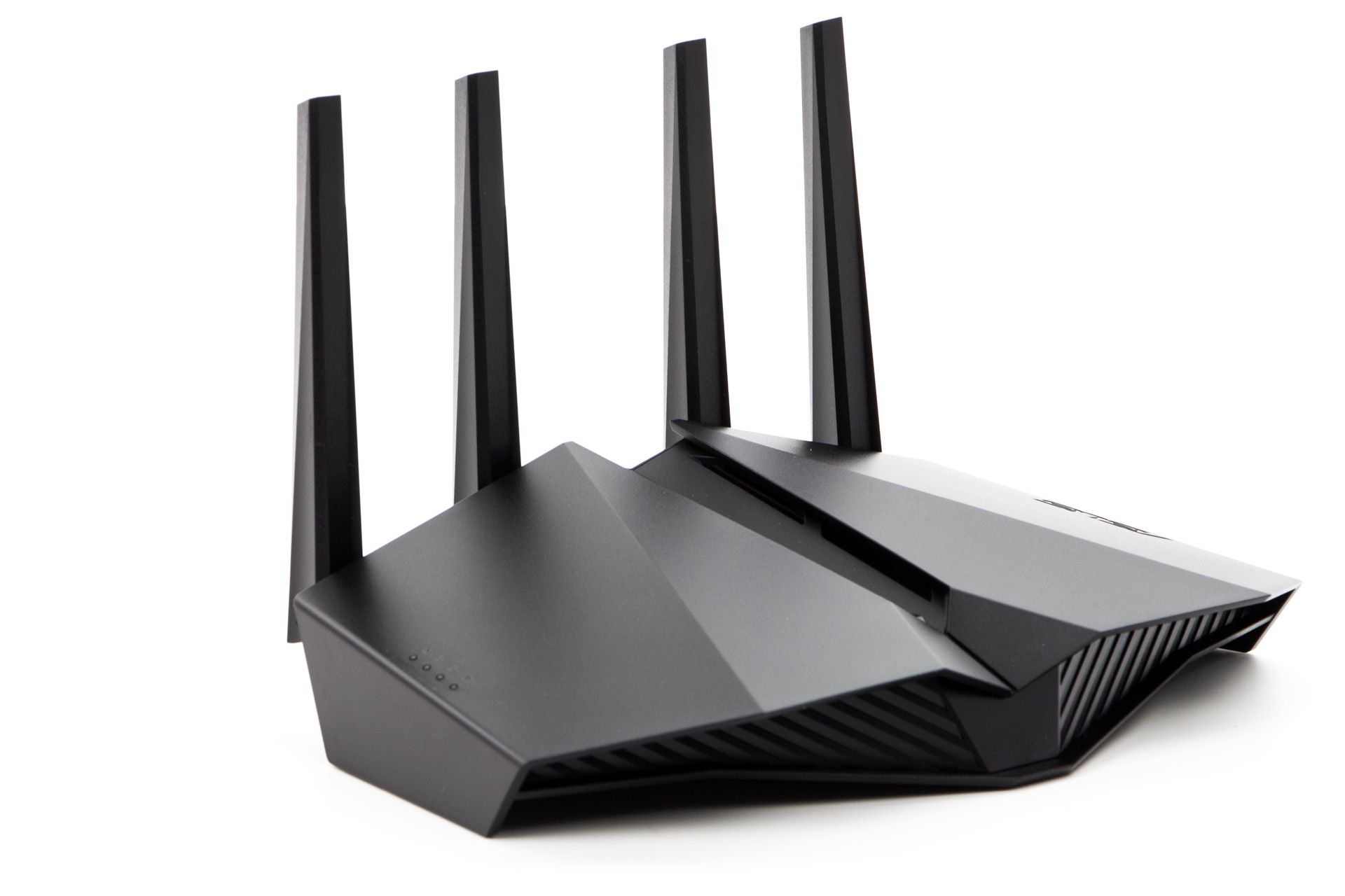 ASUS RT-AX82U - zdjęcie z profilu