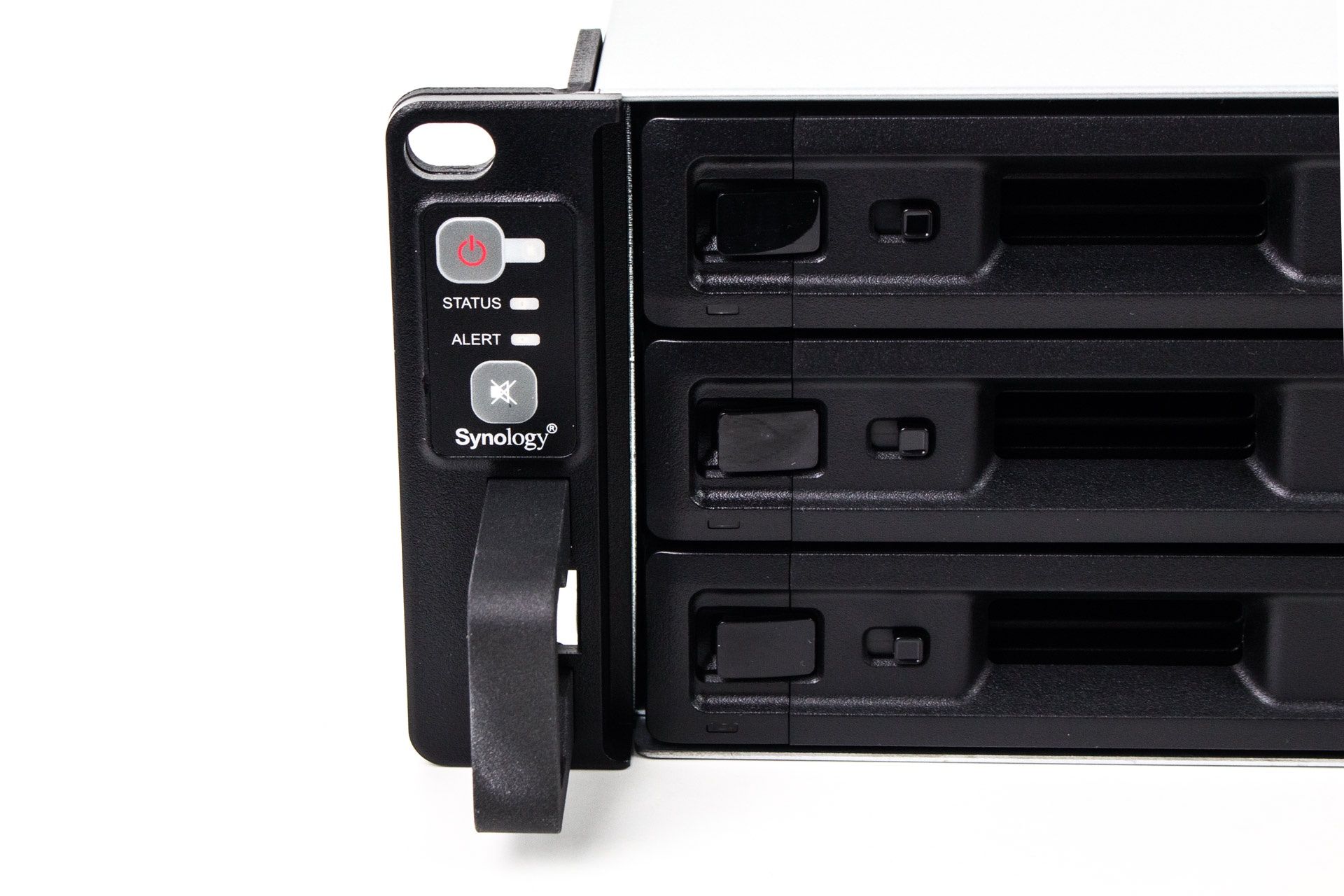 Synology RS3621xs+ - przyciski i dioda zasilania