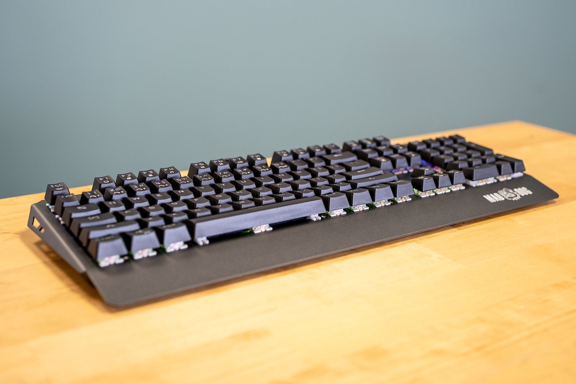 Mad Dog GK900 RGB - klawiatura na stole
