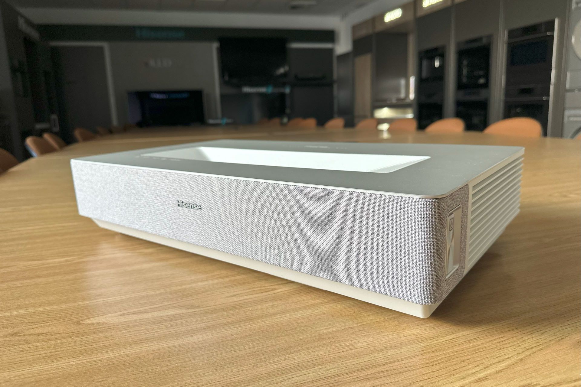 Hisense Laser TV 4K 100L5H - z przodu