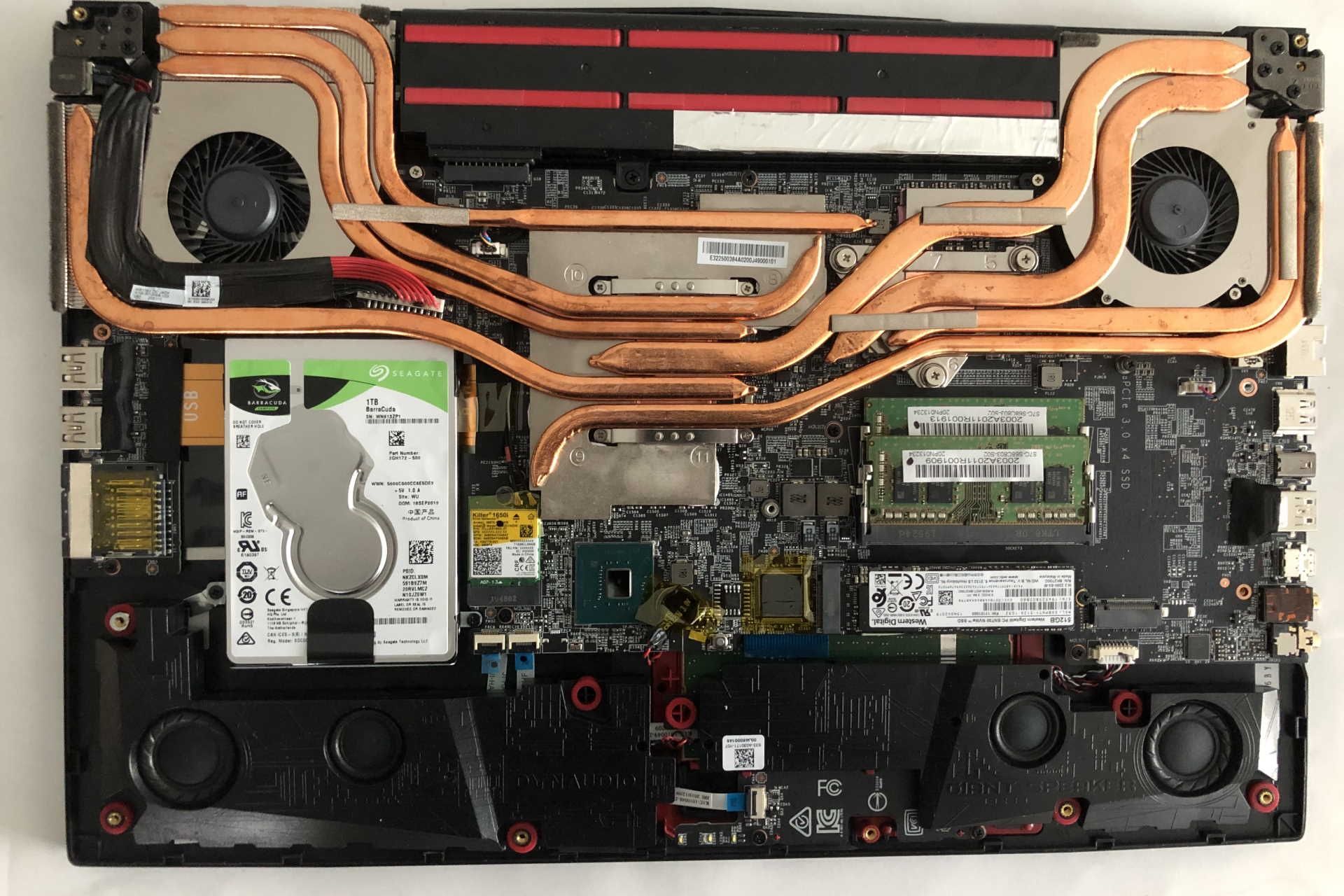 MSI GE75 Raider 10SGS - układ chłodzenia i wnętrze