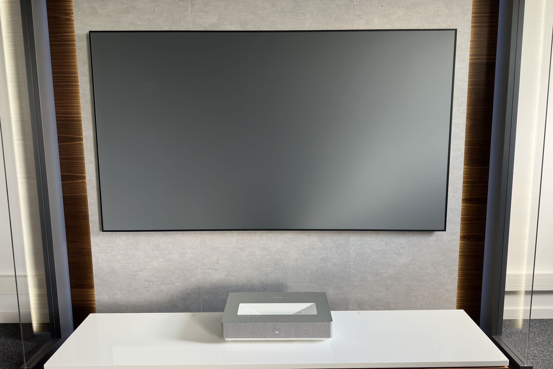 Hisense Laser TV 4K 100L5H - cały zestaw
