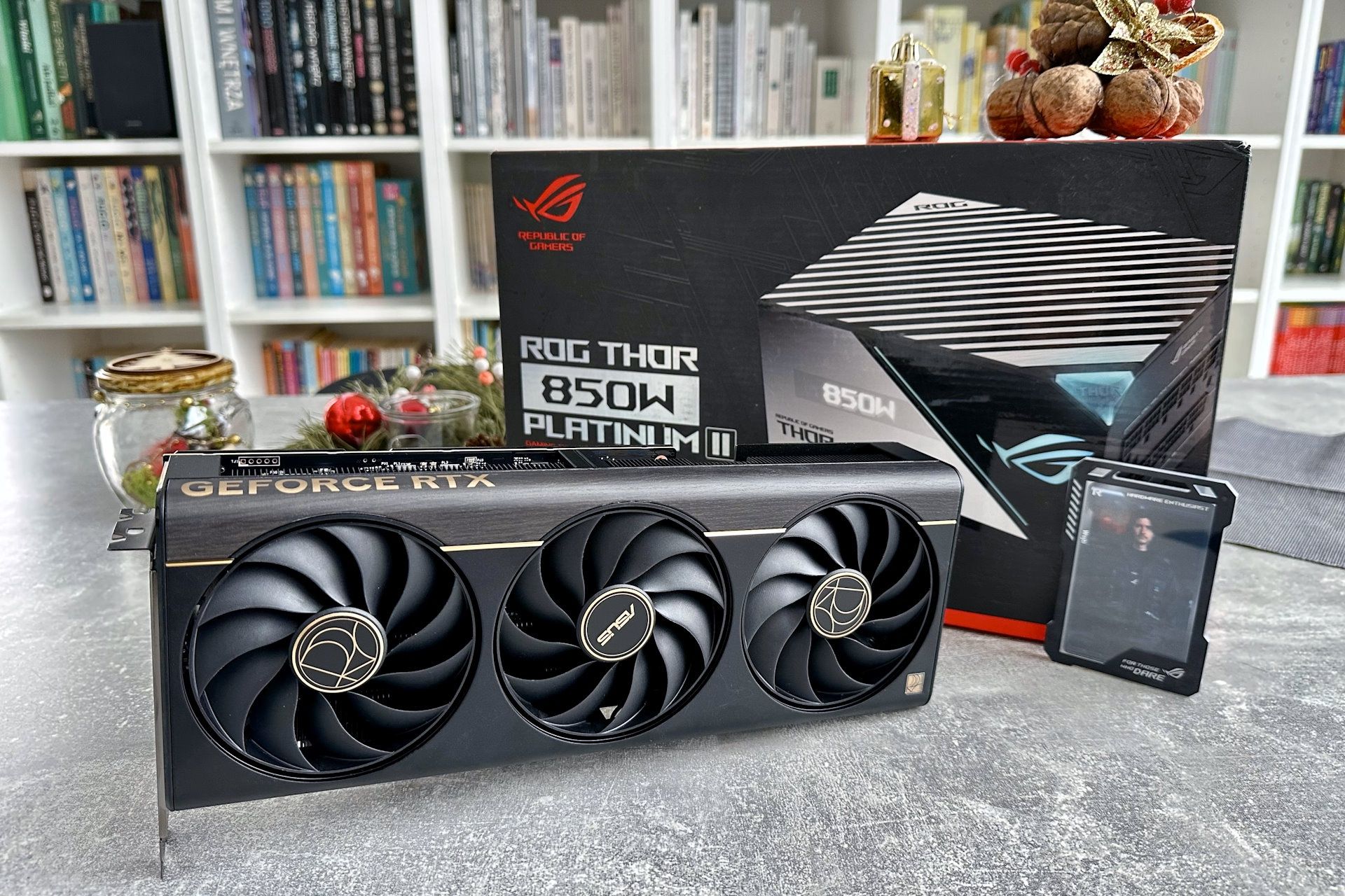 ASUS GeForce RTX 5080 ProArt OC Edition - przy zasilaczu