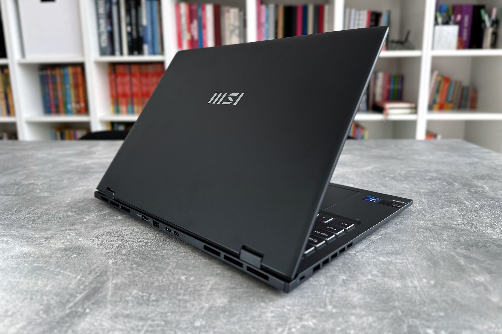 MSI Prestige 16 AI Evo - pokrywa