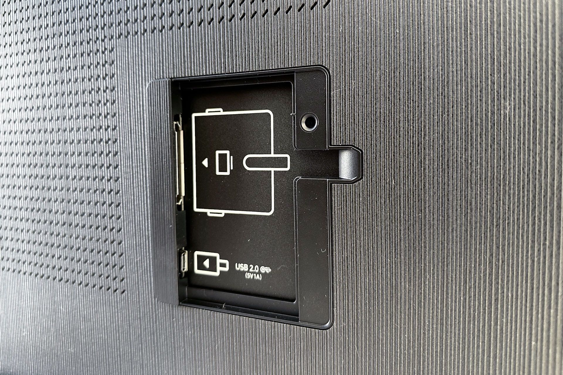 Samsung Excellence Line 8K QN900D - złacze USB-C dla kamery