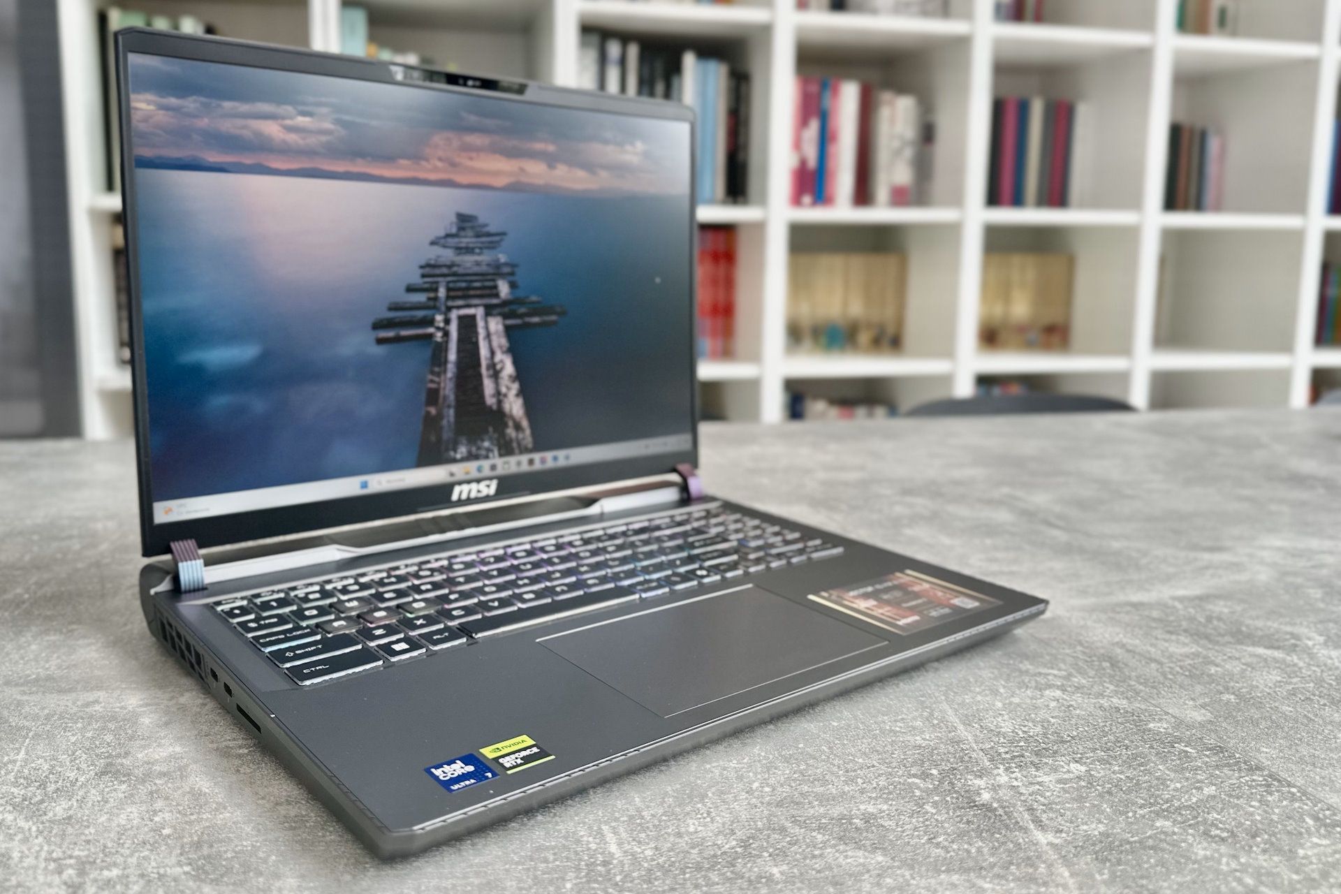 MSI Vector 16 HX AI - z profilu